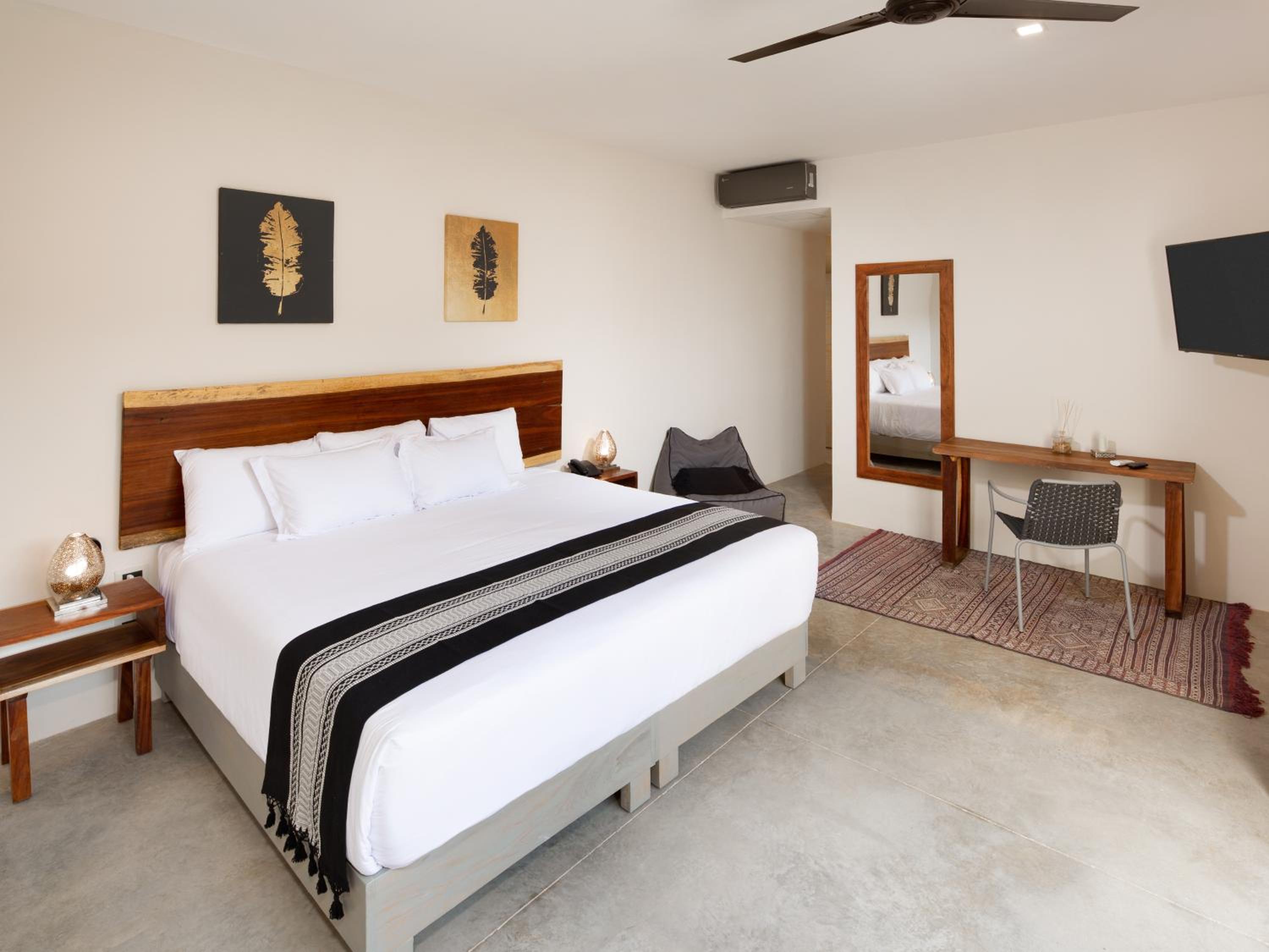Deluxe King Room - Photo 2