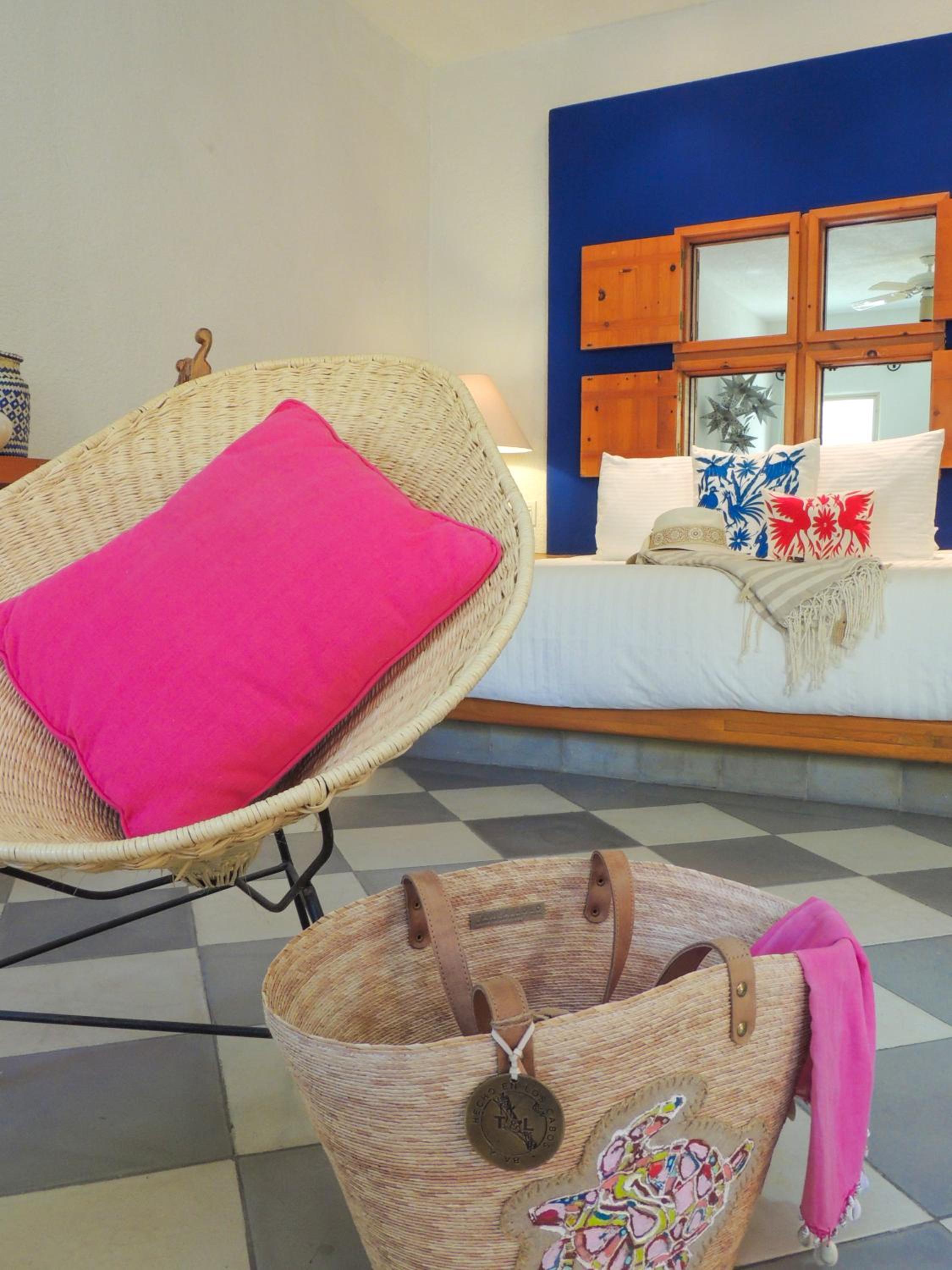Deluxe King Room - Photo 8