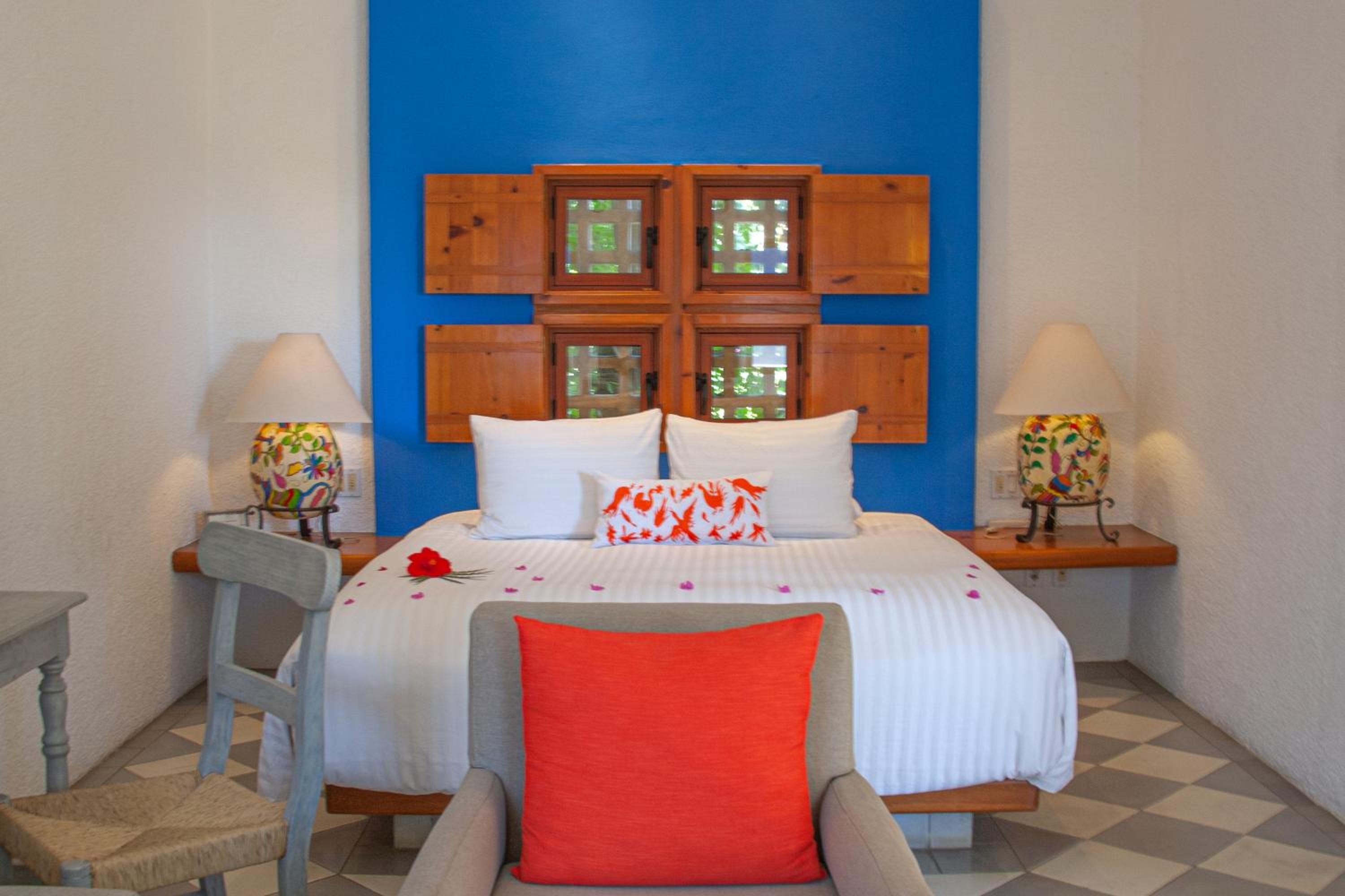 Deluxe King Room - Photo 9