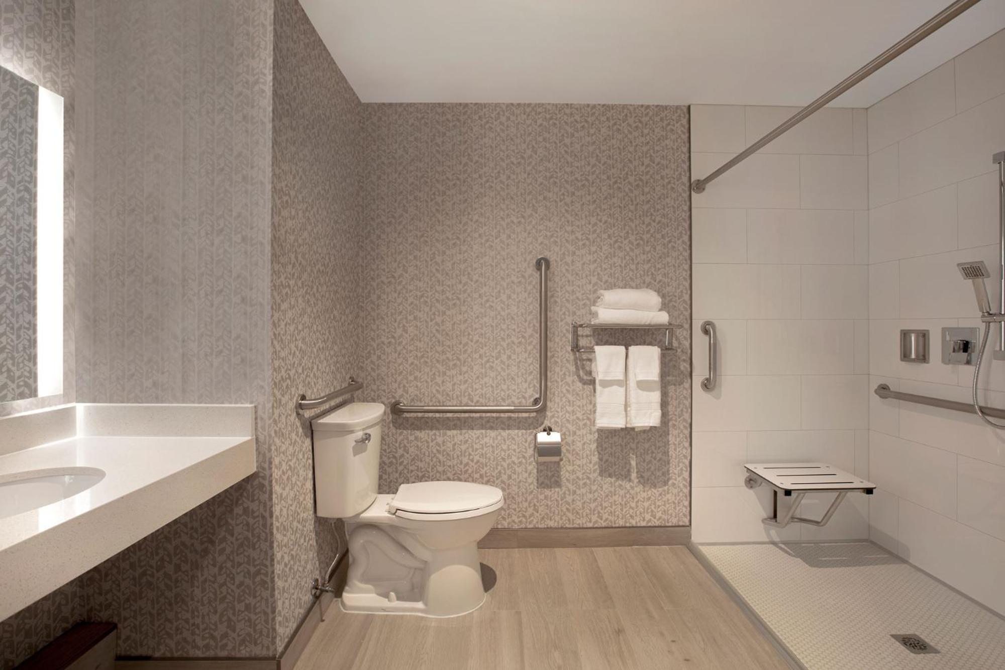 Accessible King - Casino View - Photo 3