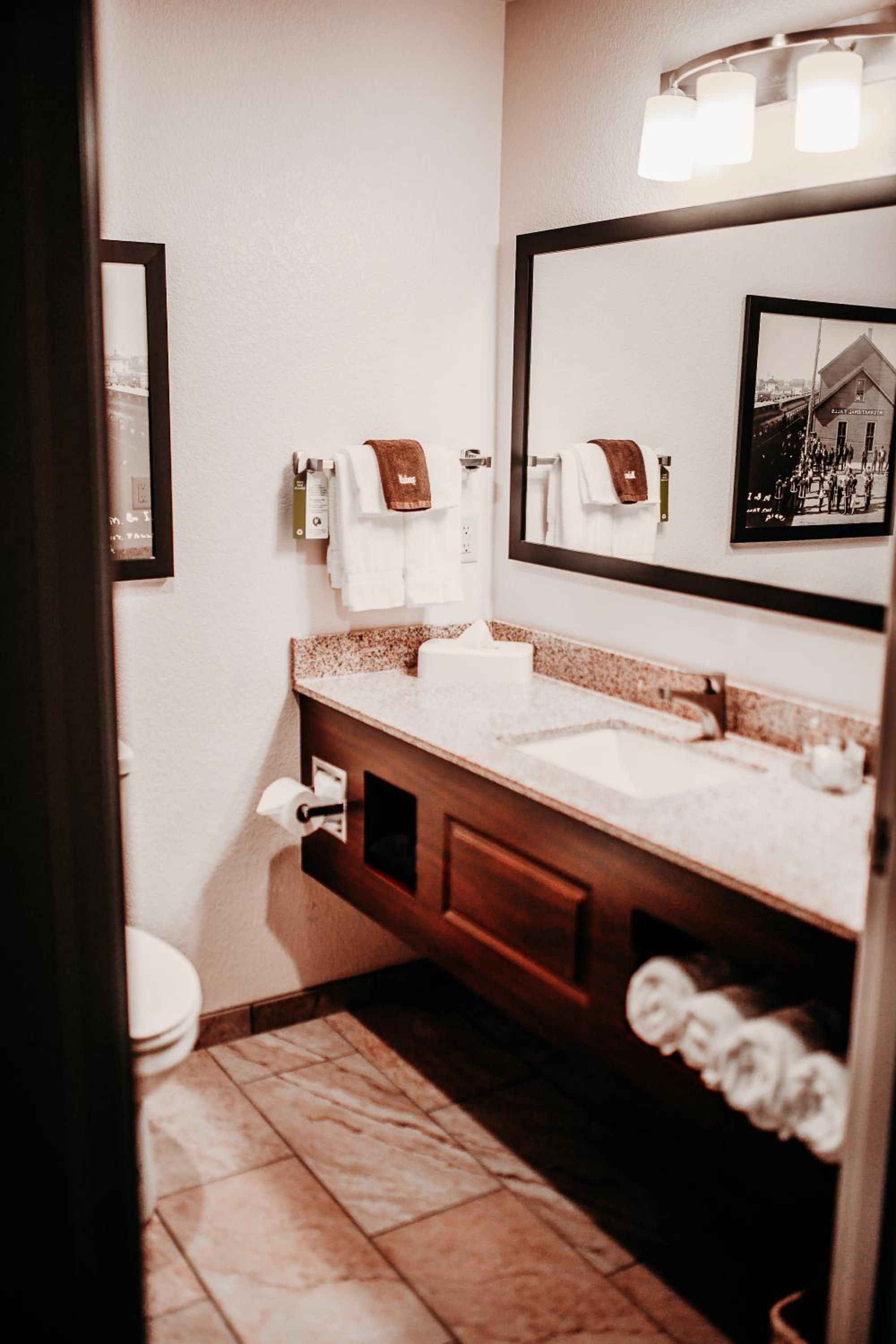 Queen Room with Two Queen Beds - Photo 4