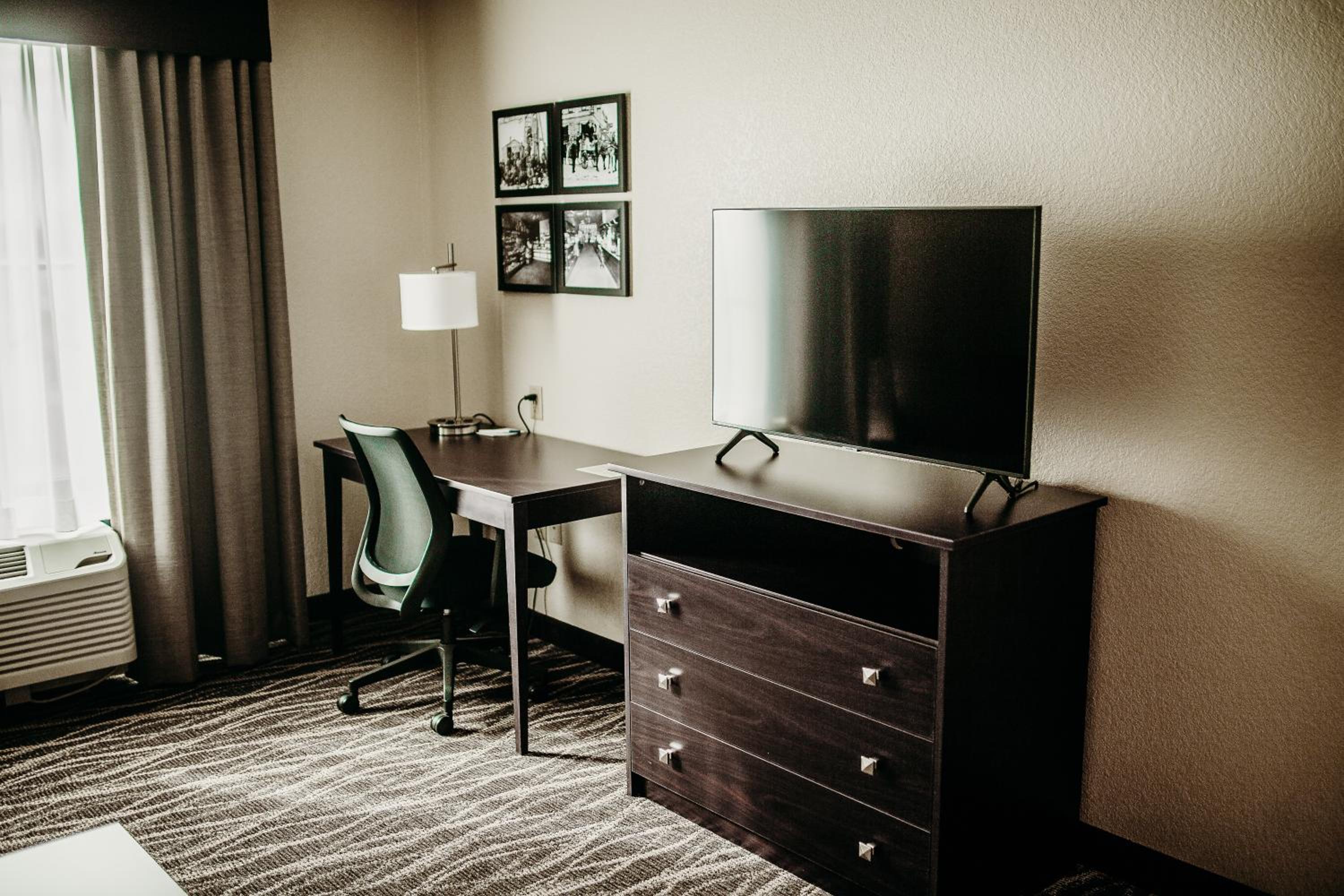 Queen Room with Two Queen Beds - Photo 3