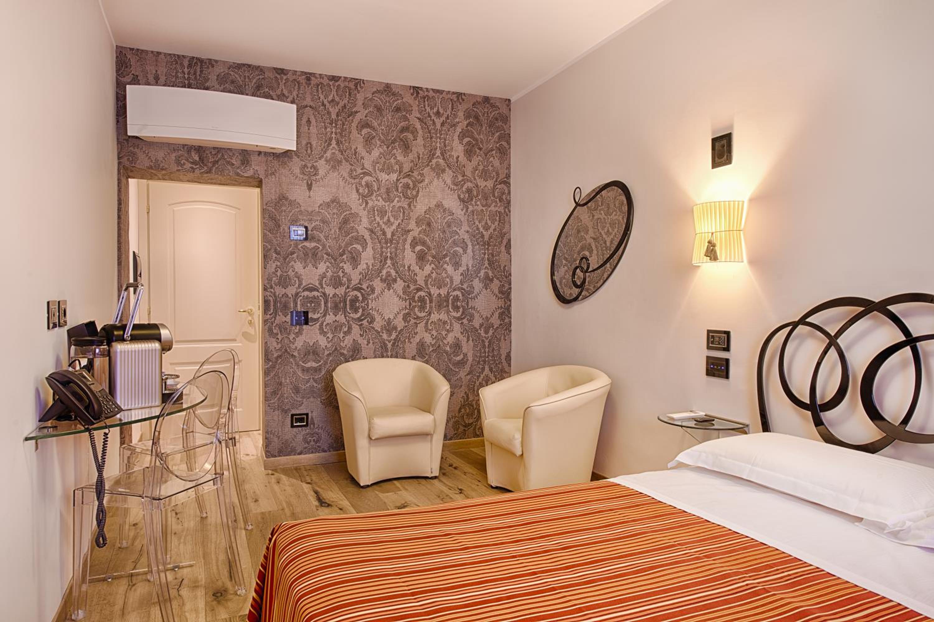 Deluxe Room - Photo 1