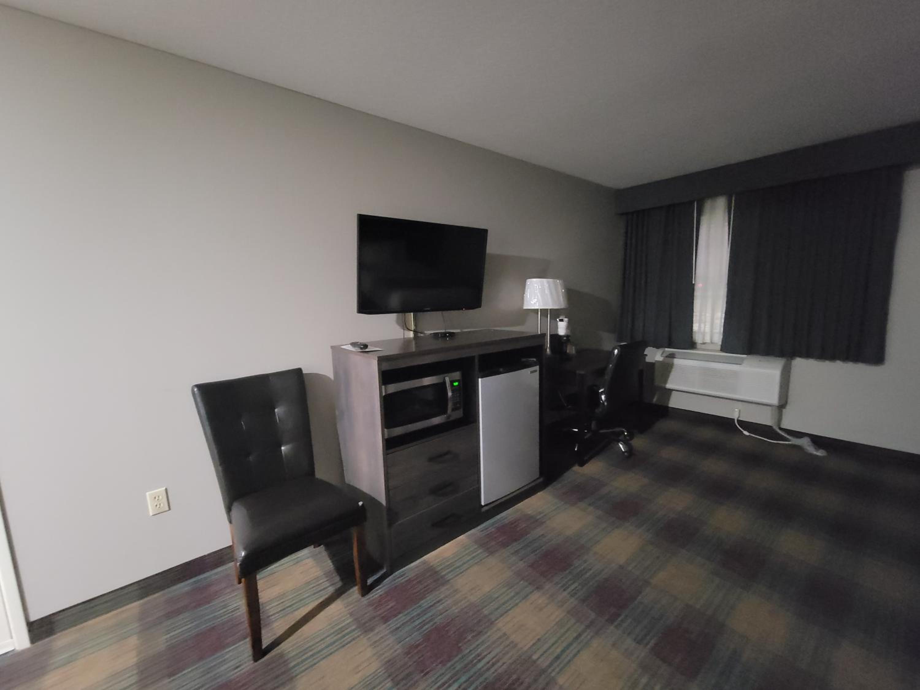 Queen Room with Two Queen Beds - Disability Access photo 3