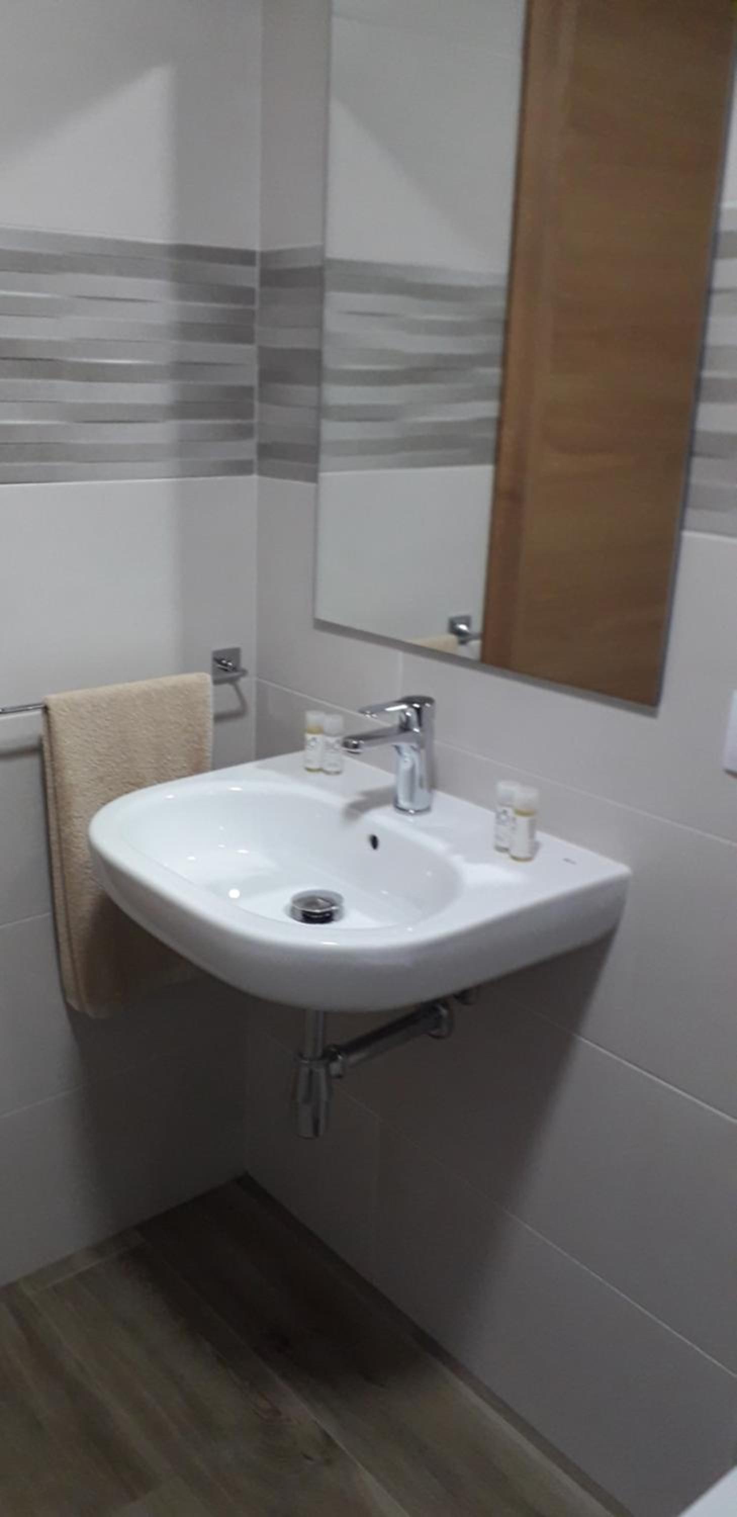 Twin Room with Private Bathroom photo 3