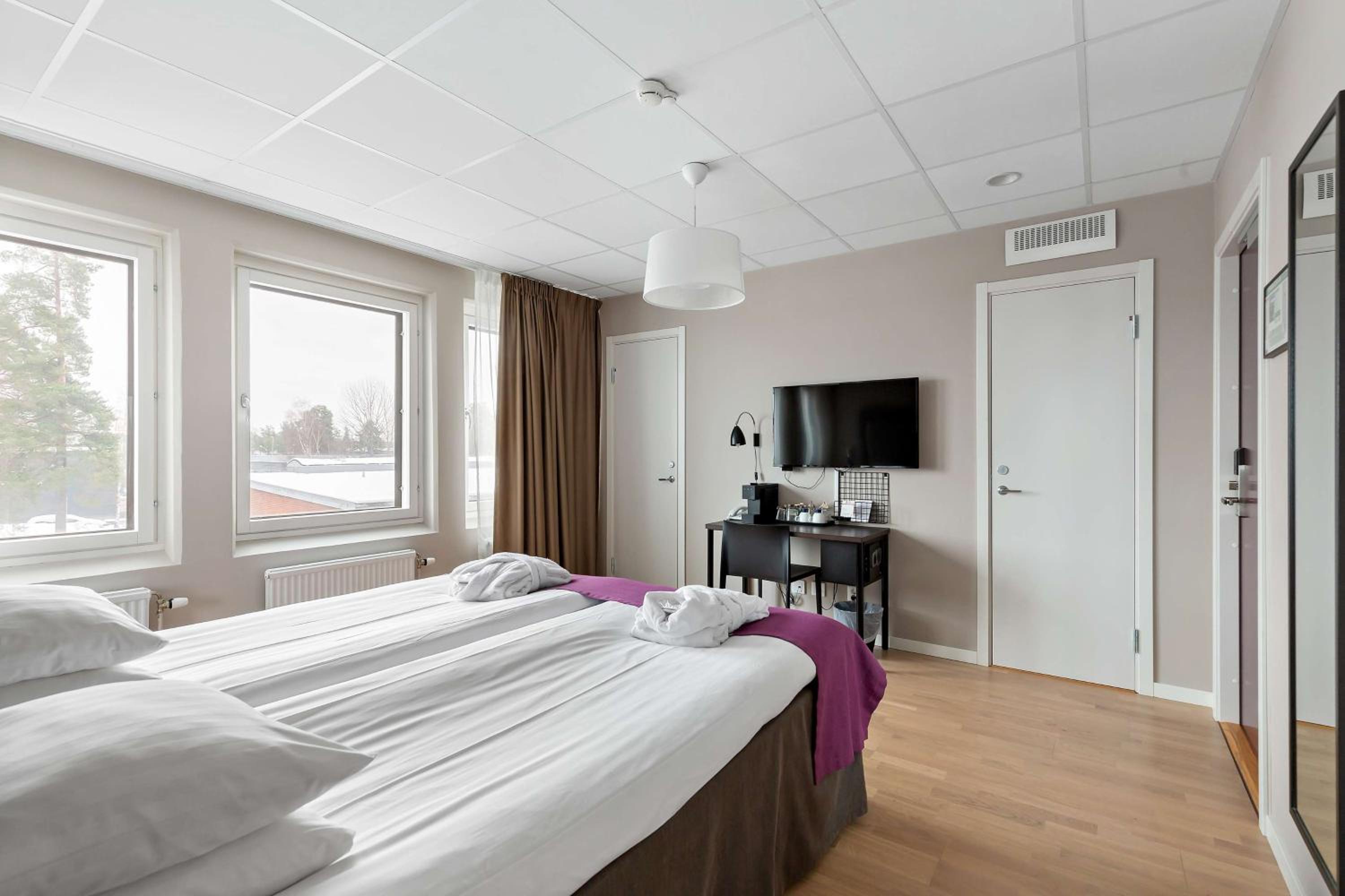 Deluxe King Room - Photo 7