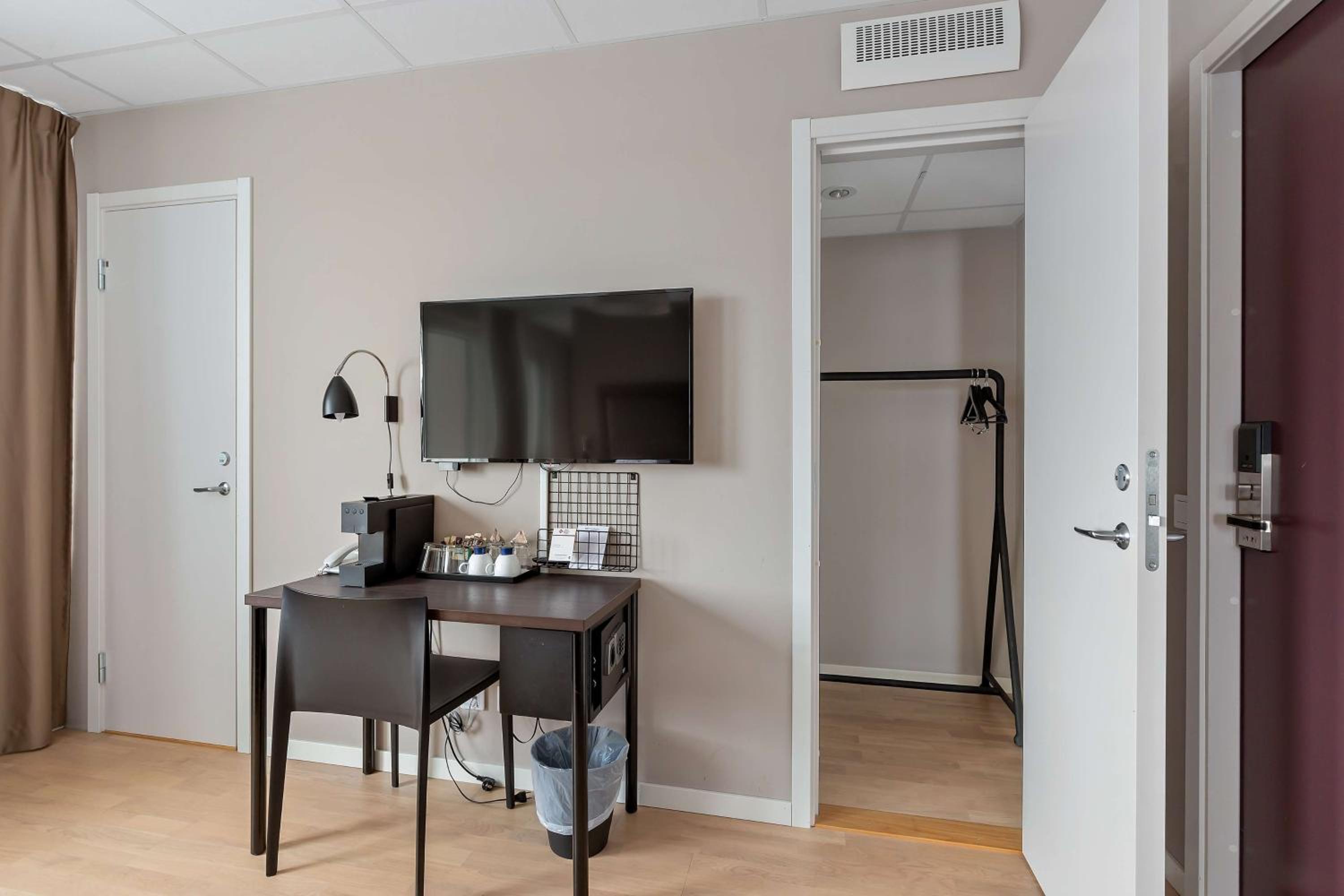 Deluxe King Room - Photo 9
