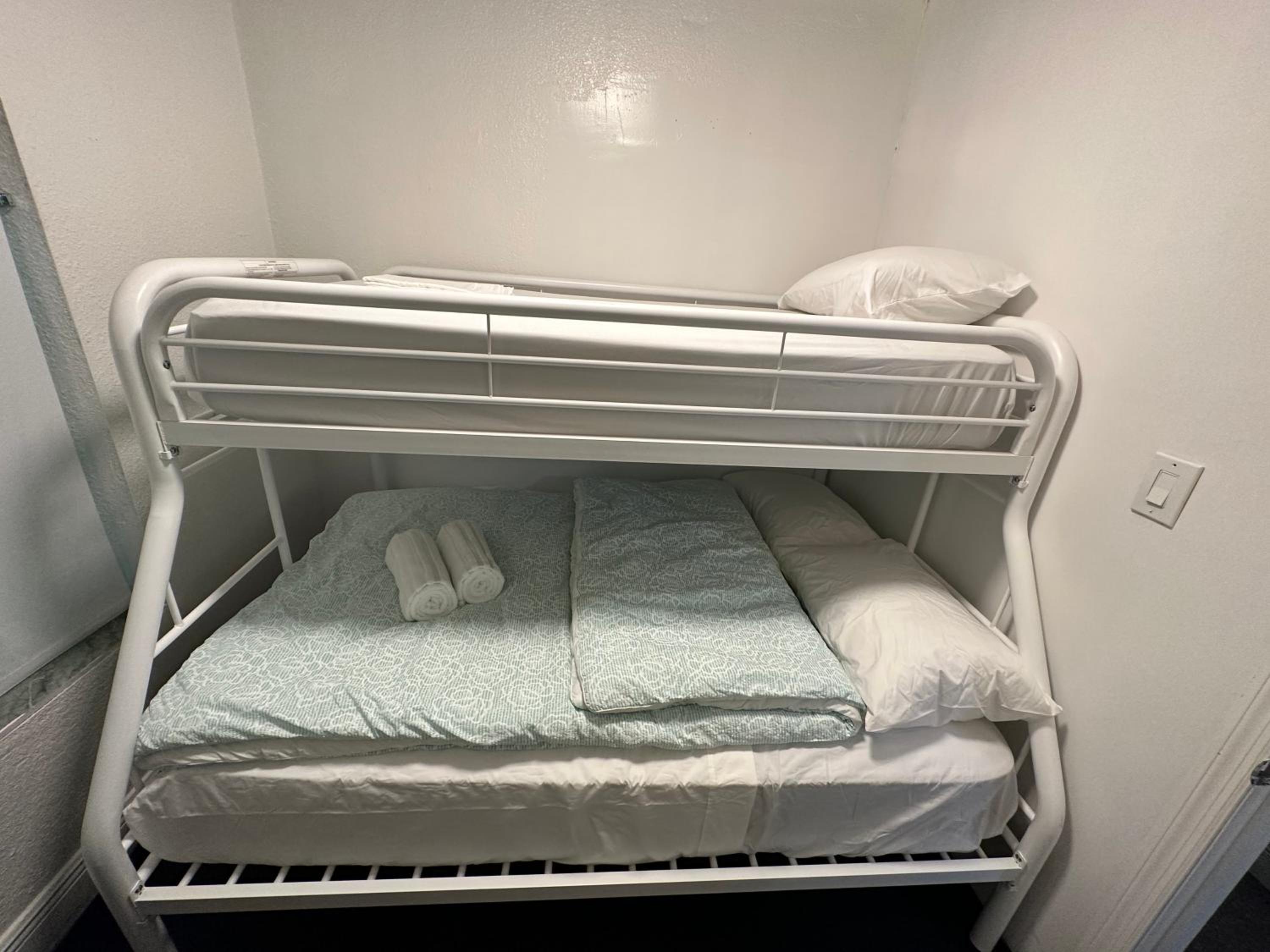 Economy Triple Room photo 3