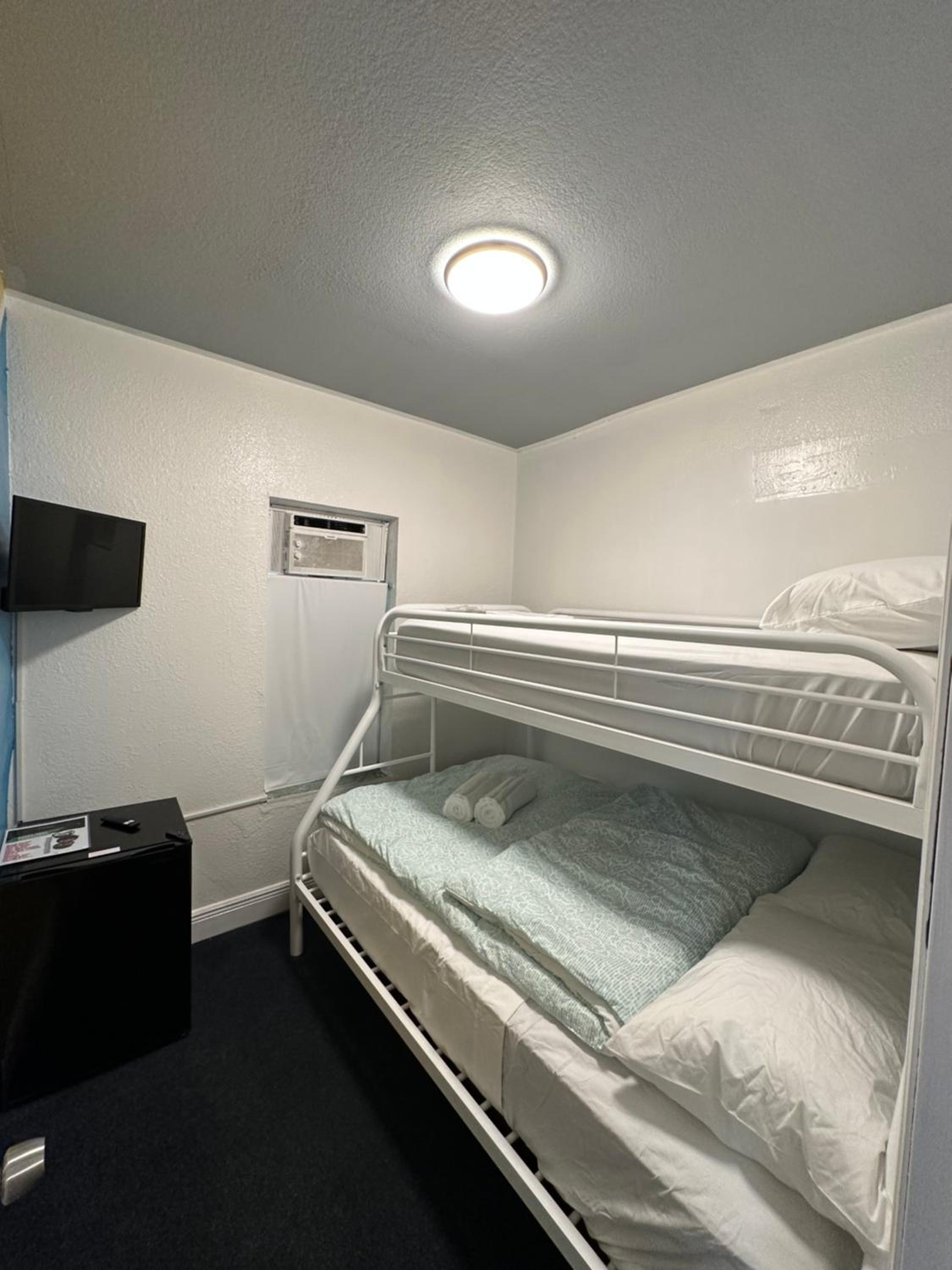 Economy Triple Room photo 2