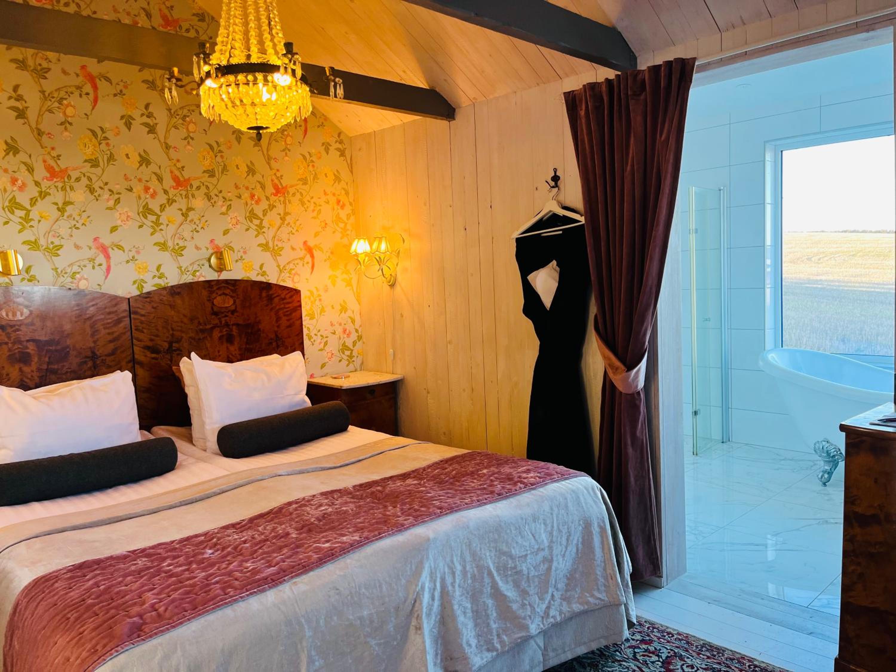Deluxe Double Room with Bath - Photo 1