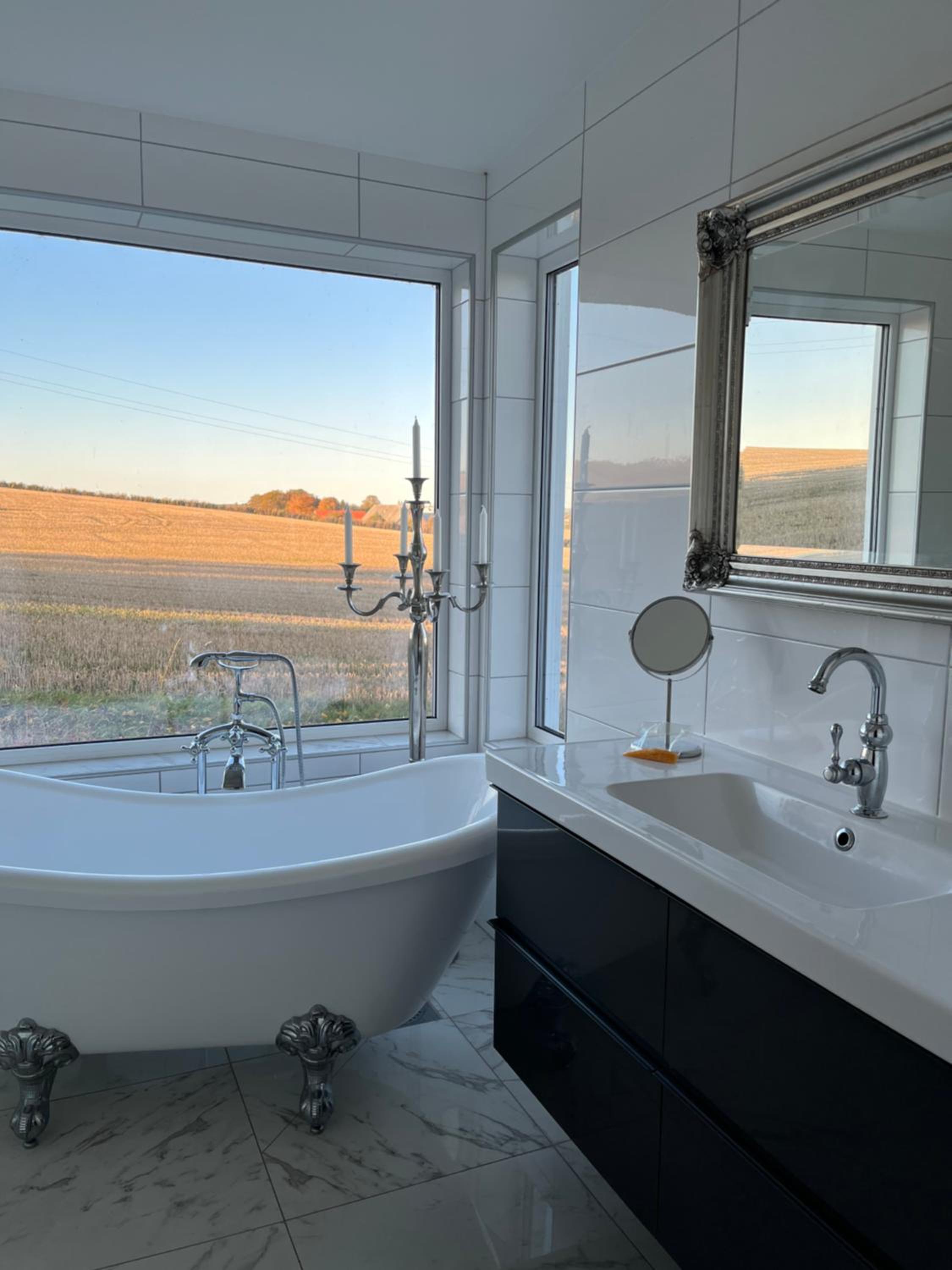 Deluxe Double Room with Bath - Photo 11