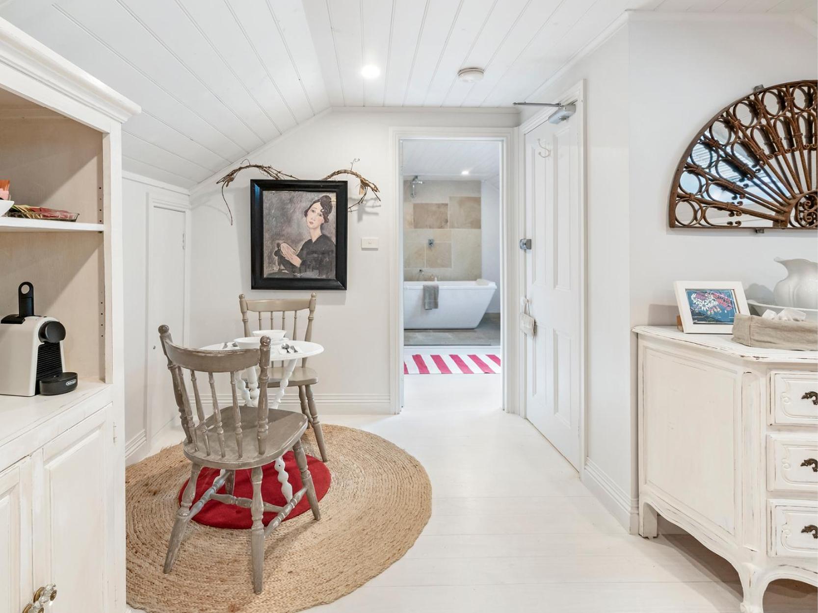 Deluxe King Room - Attic photo 3