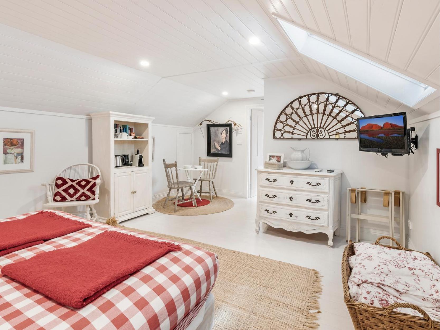 Deluxe King Room - Attic photo 2