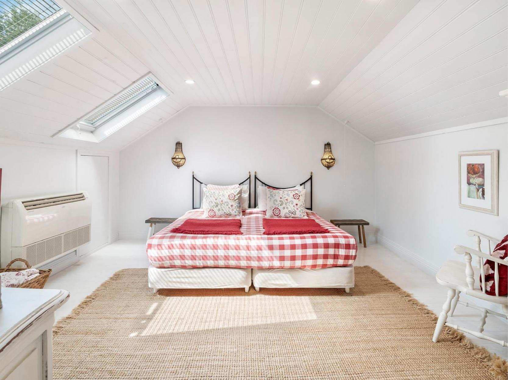 Deluxe King Room - Attic photo 1