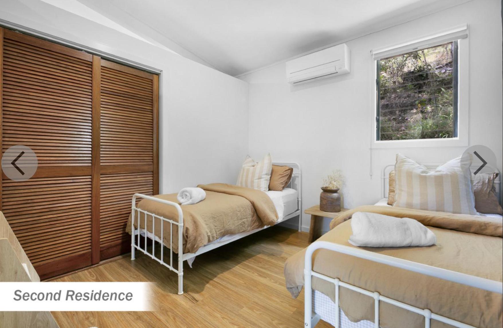 Eight-Bedroom House photo 1