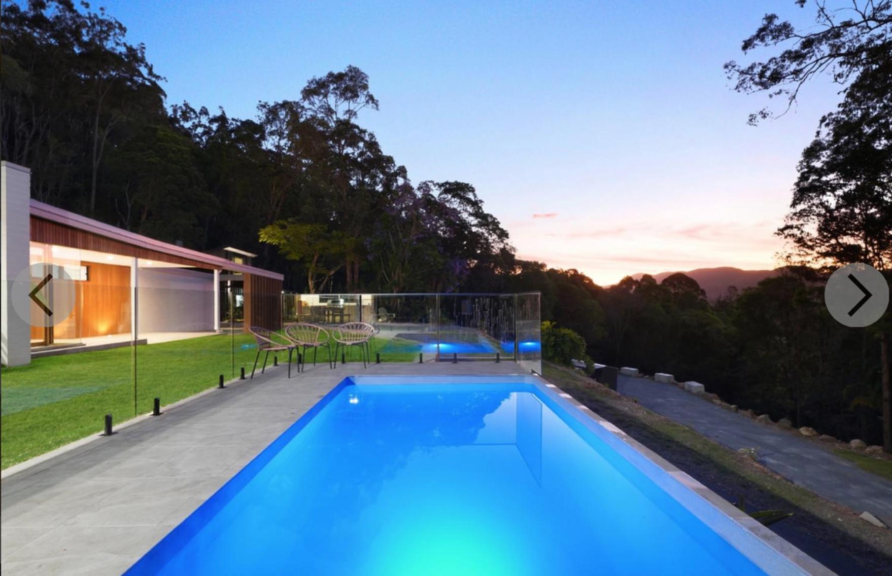 Eight-Bedroom House photo 3