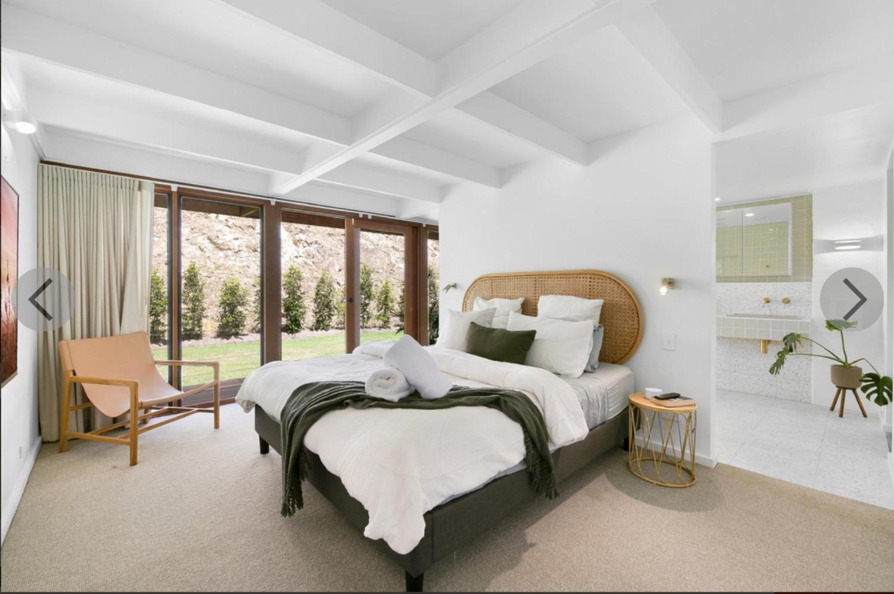 Eight-Bedroom House photo 2