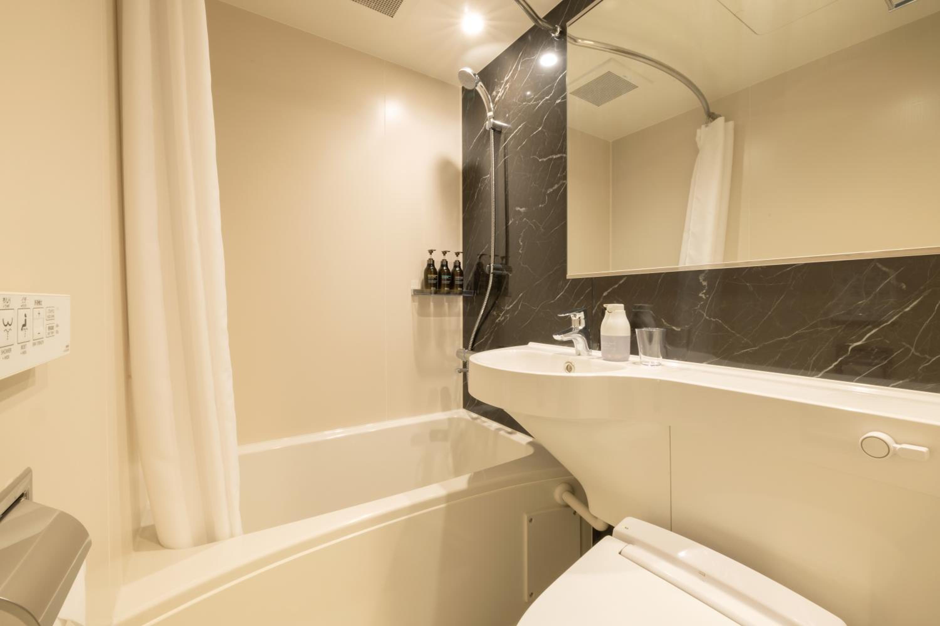 Queen Room with Bathroom - Photo 5
