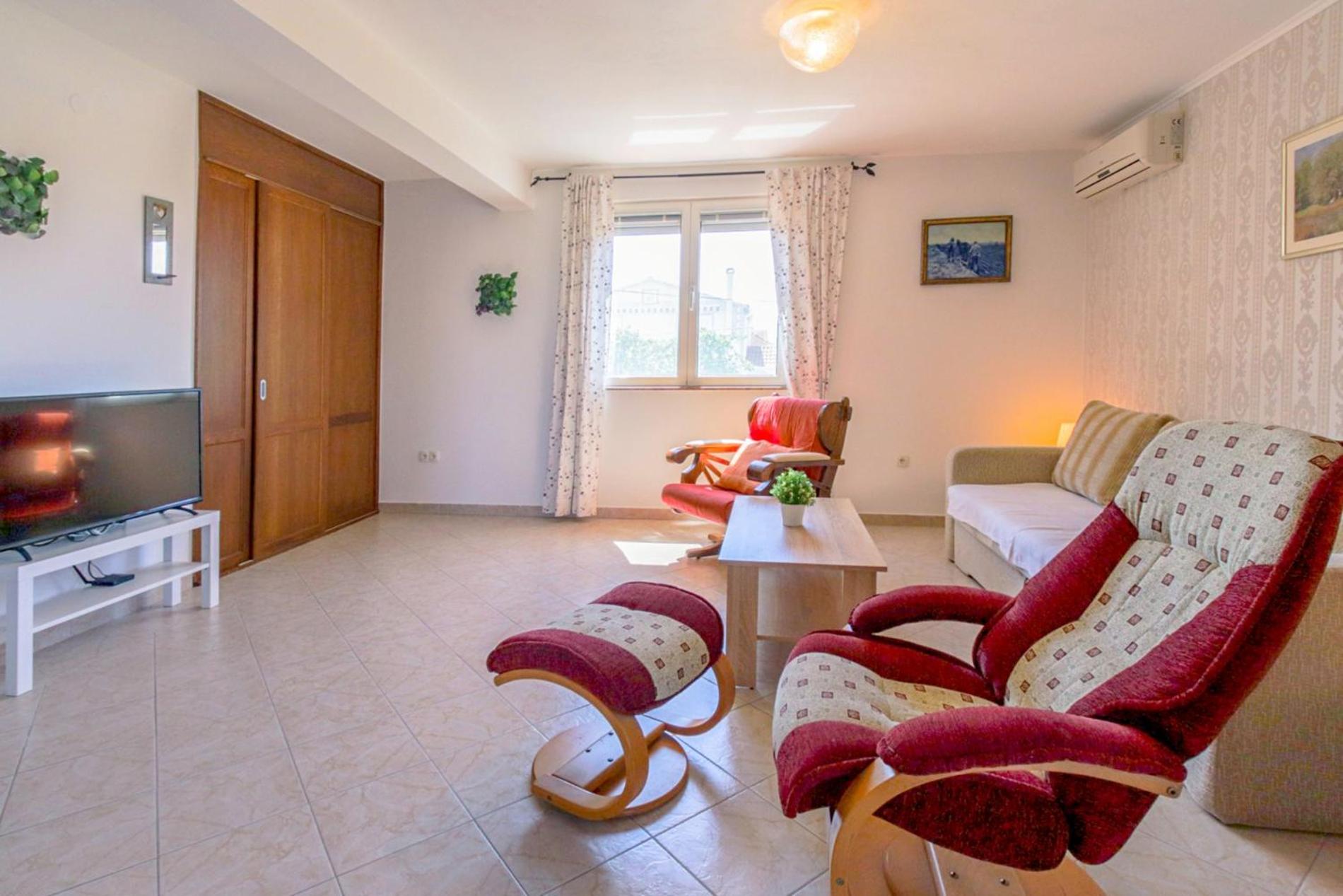 Five-Bedroom Deluxe Apartment