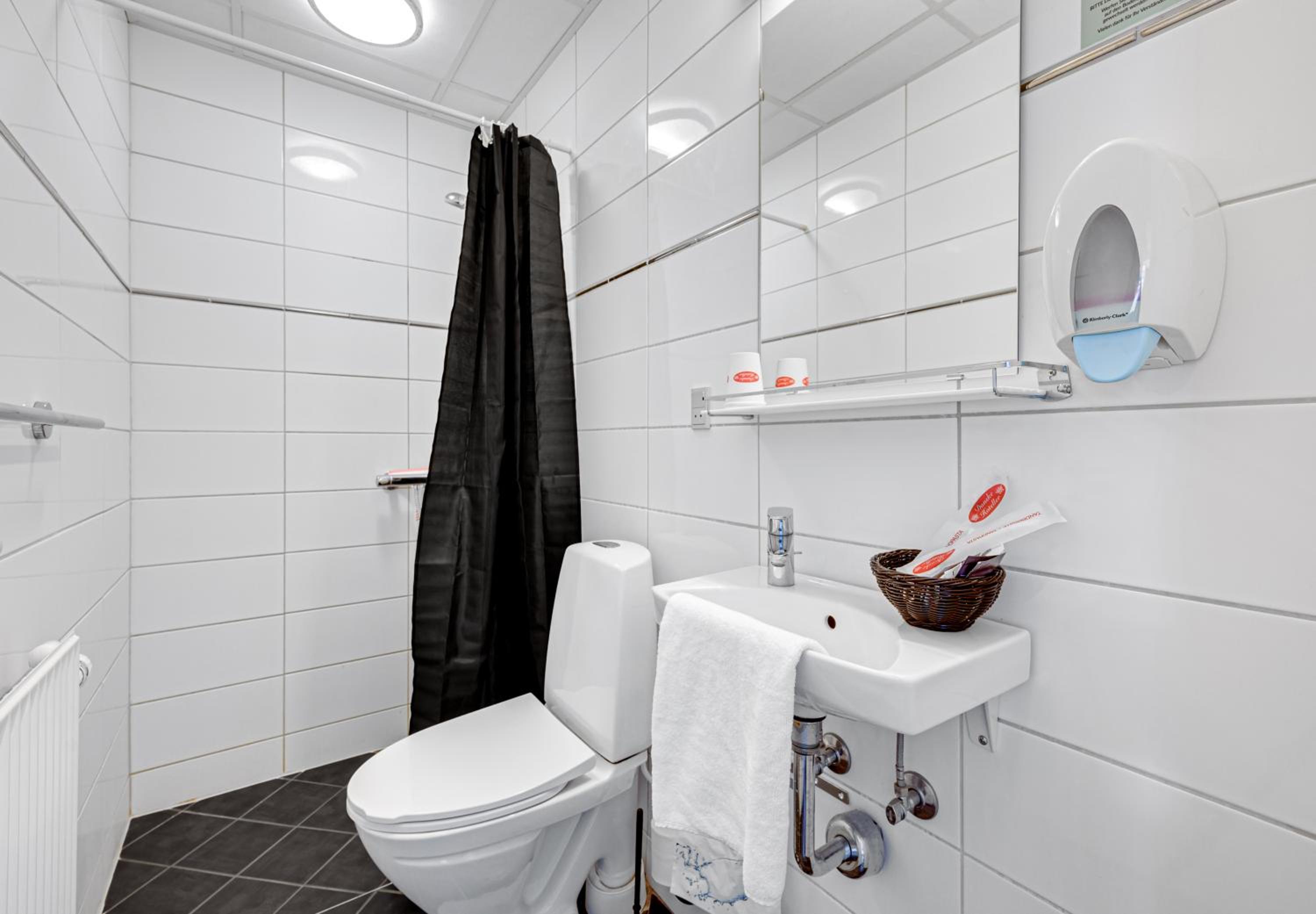 Deluxe Double Room with Shower thumbnail 5
