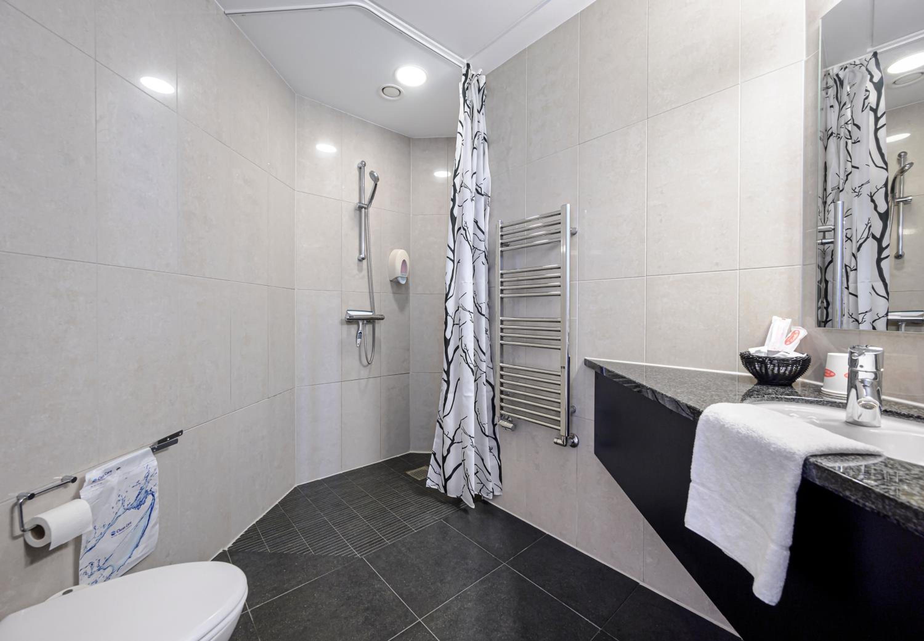 Deluxe Double Room with Shower thumbnail 6