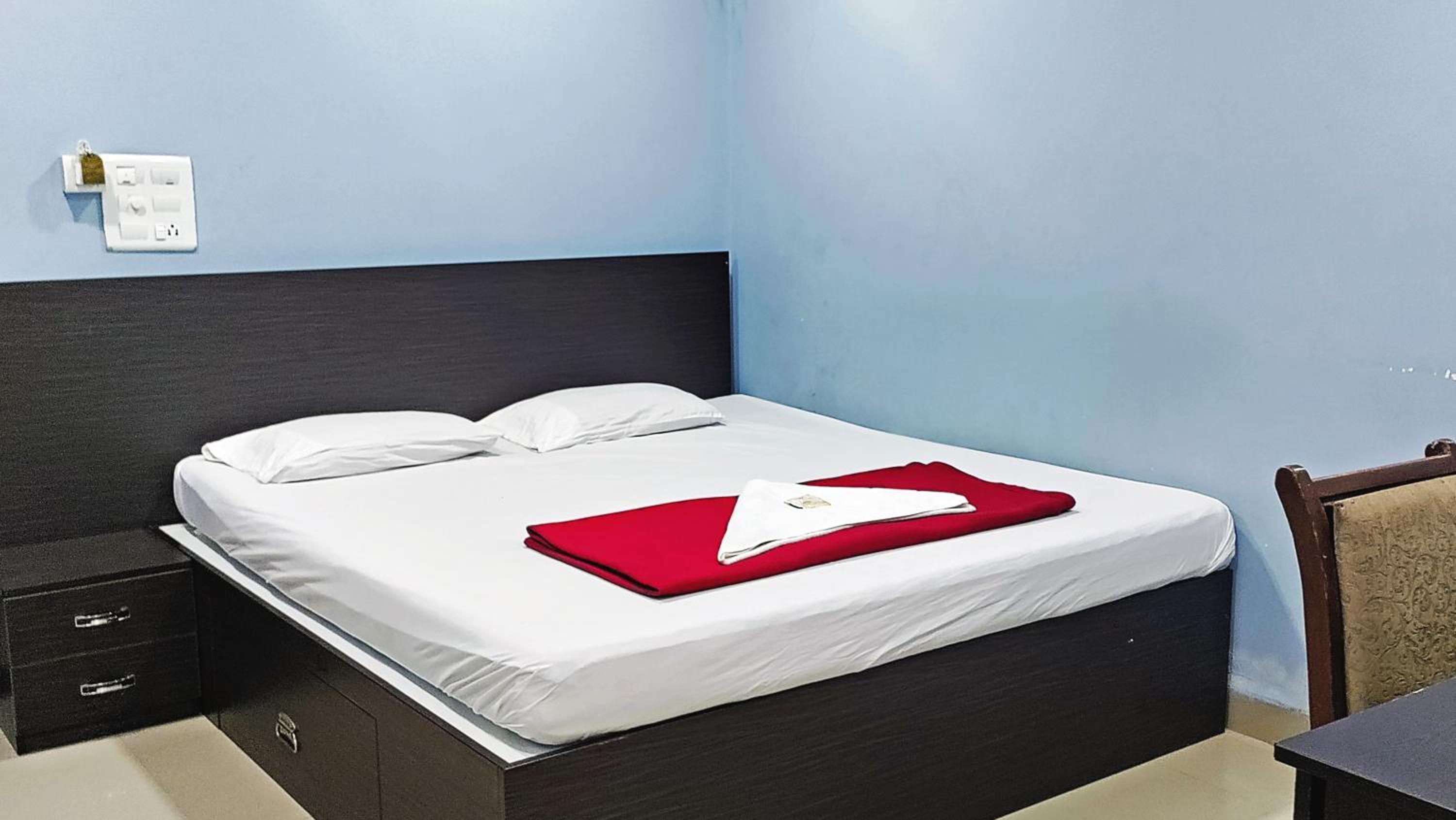 Standard Double Room With Fan - Photo 2