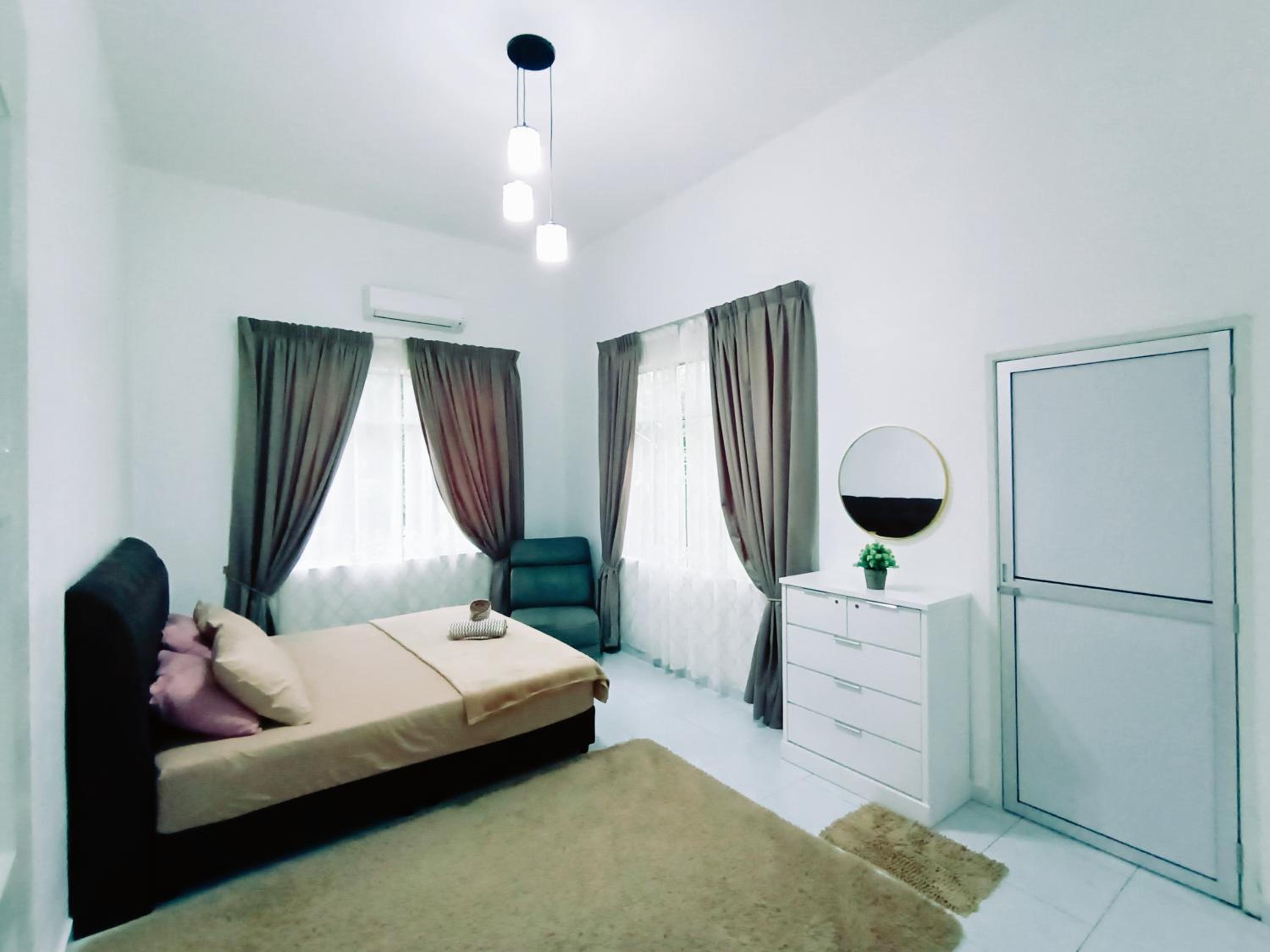 Three-Bedroom House photo 3
