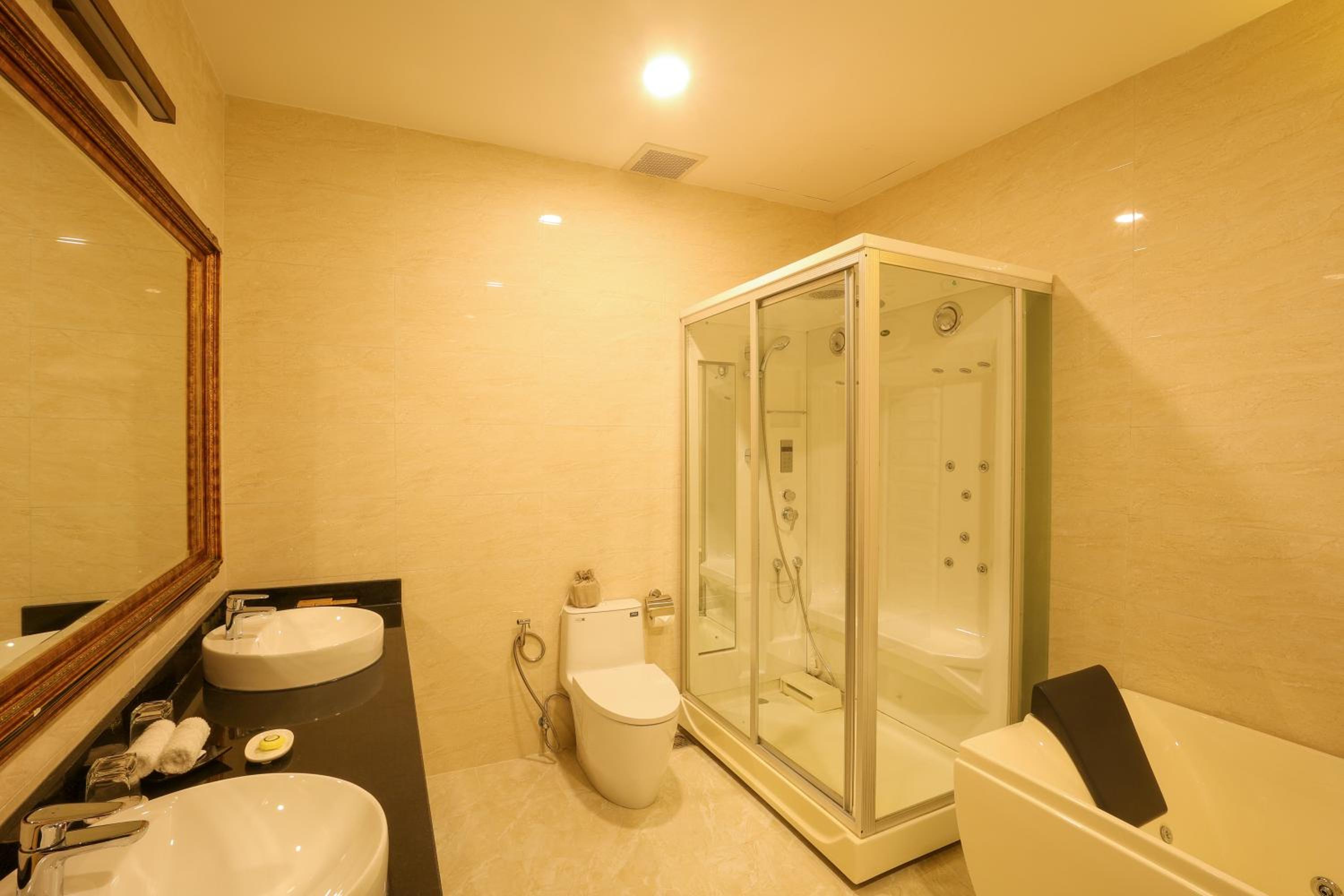 LAROSE MASTER - 3 Bedrooms - Photo 7