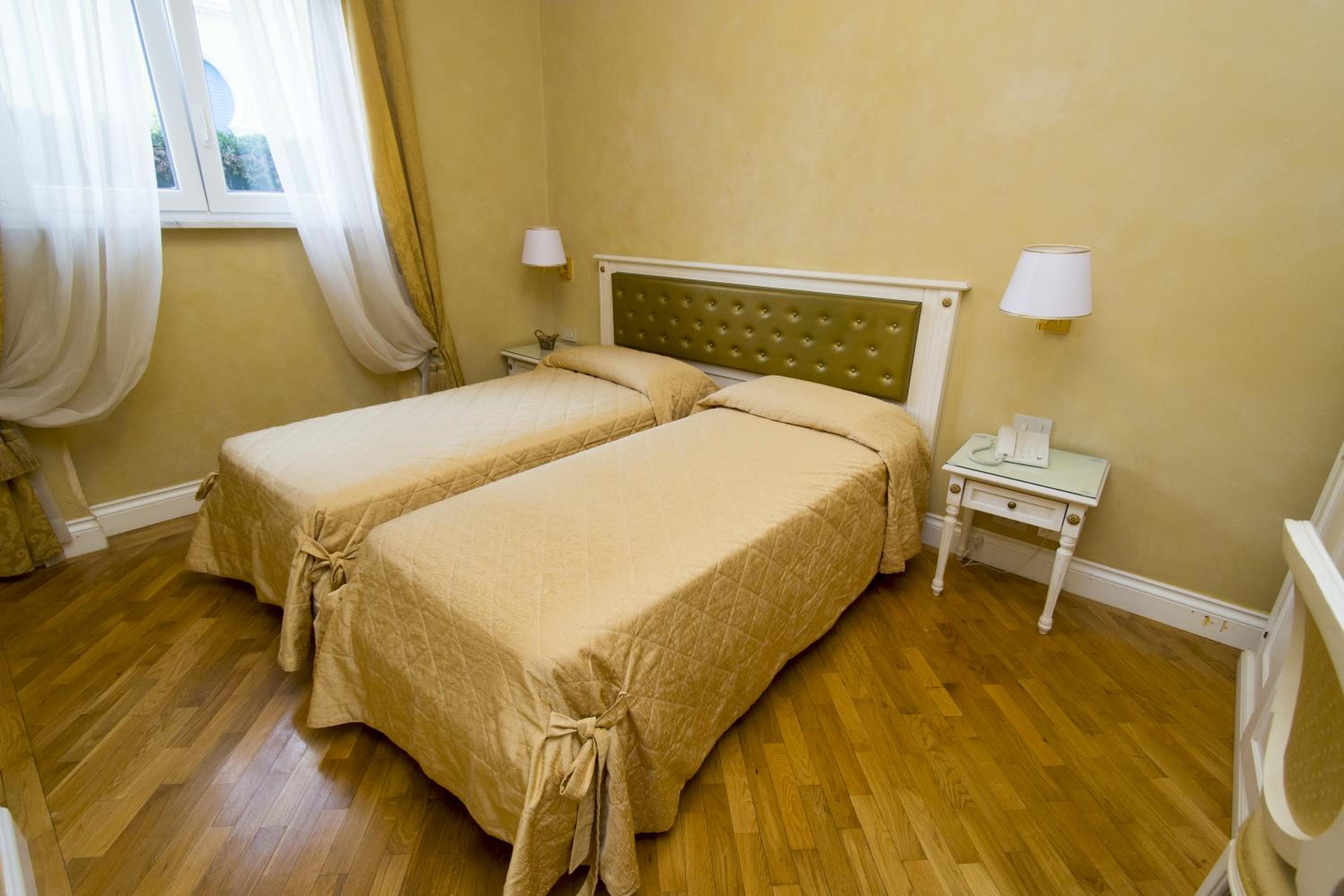 Twin Room - Disability Access photo 3