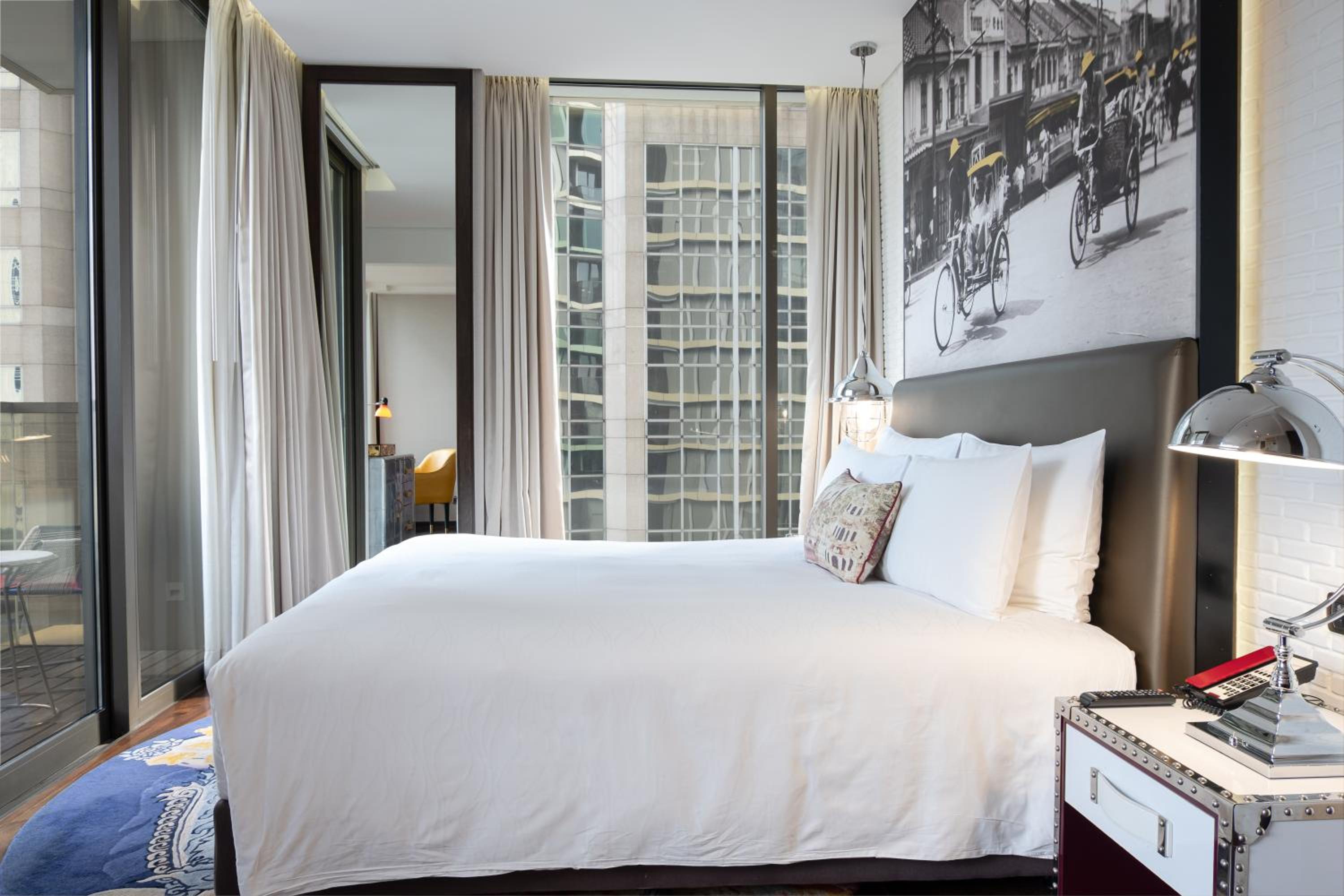 Standard King Room with Balcony photo 3