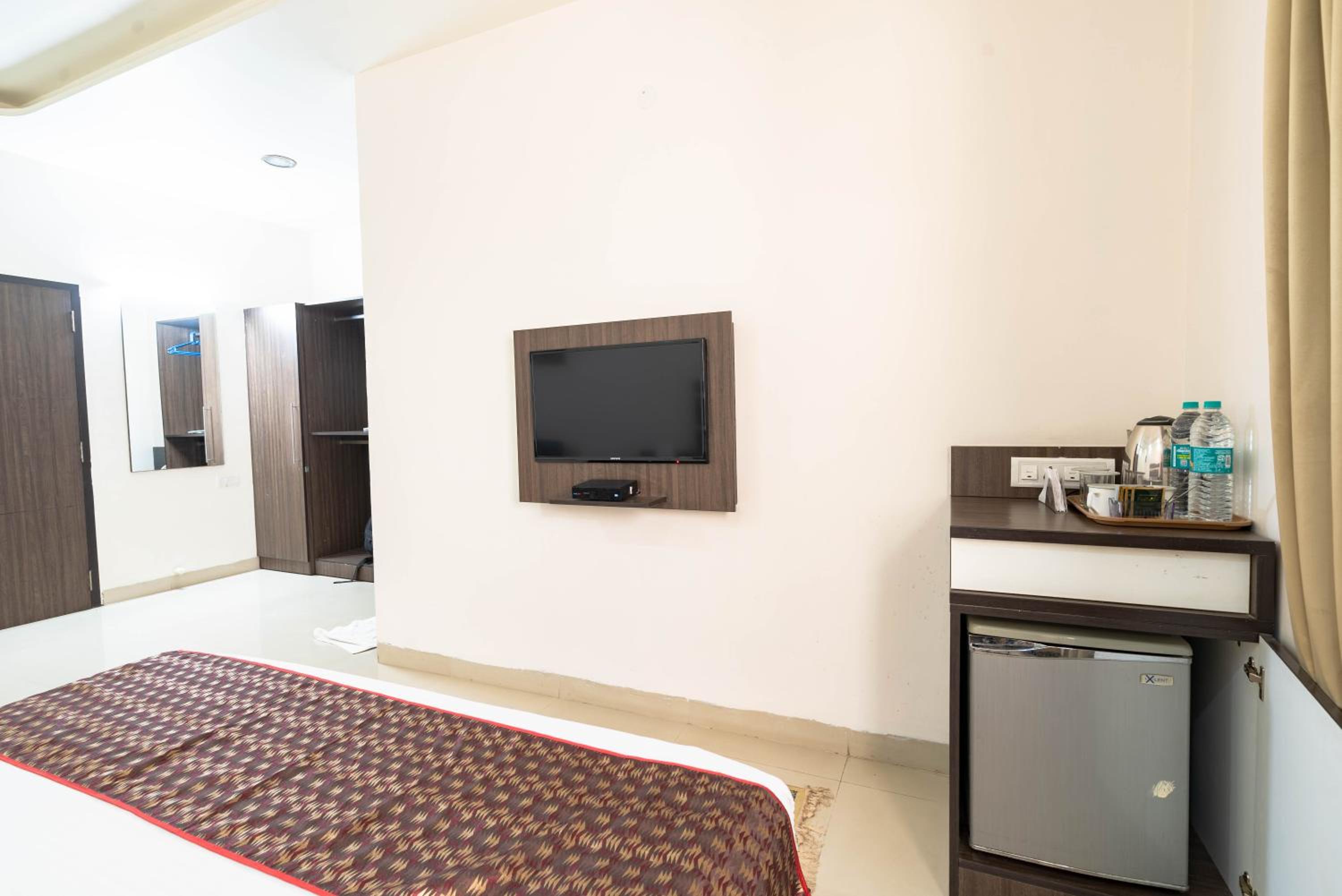 Deluxe King Room - Photo 7