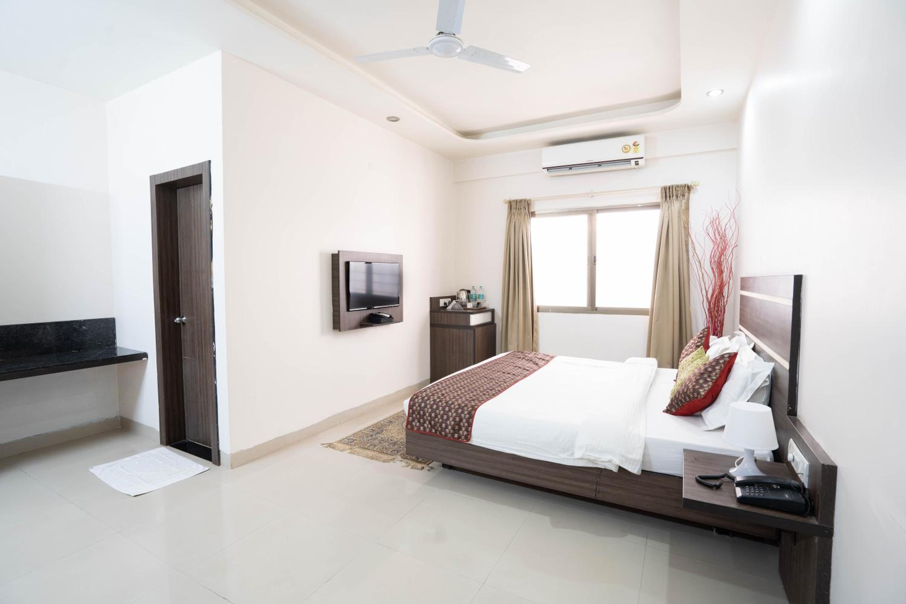 Deluxe King Room - Photo 8