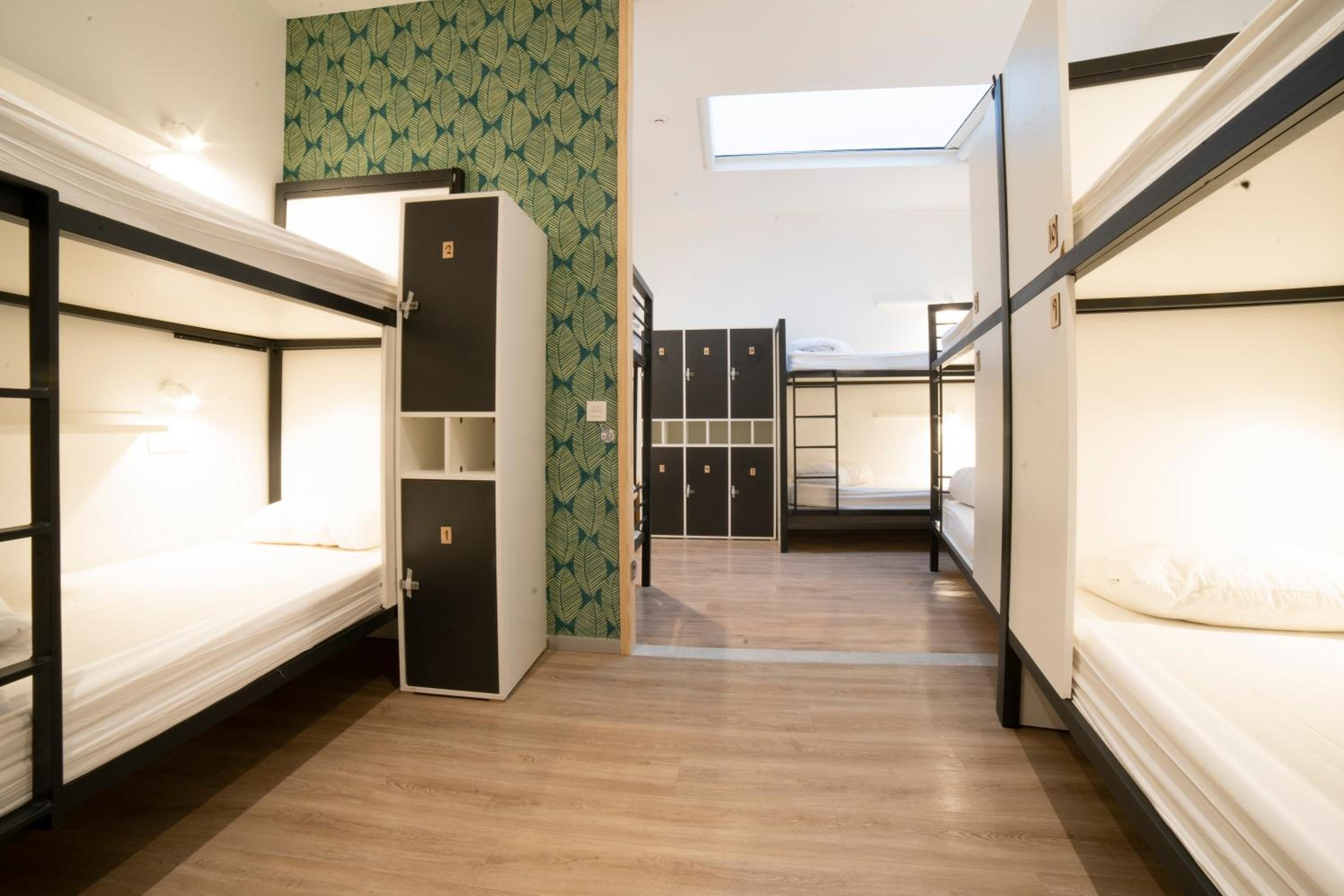 Cama individual en dormitorio compartido de 10 camas.