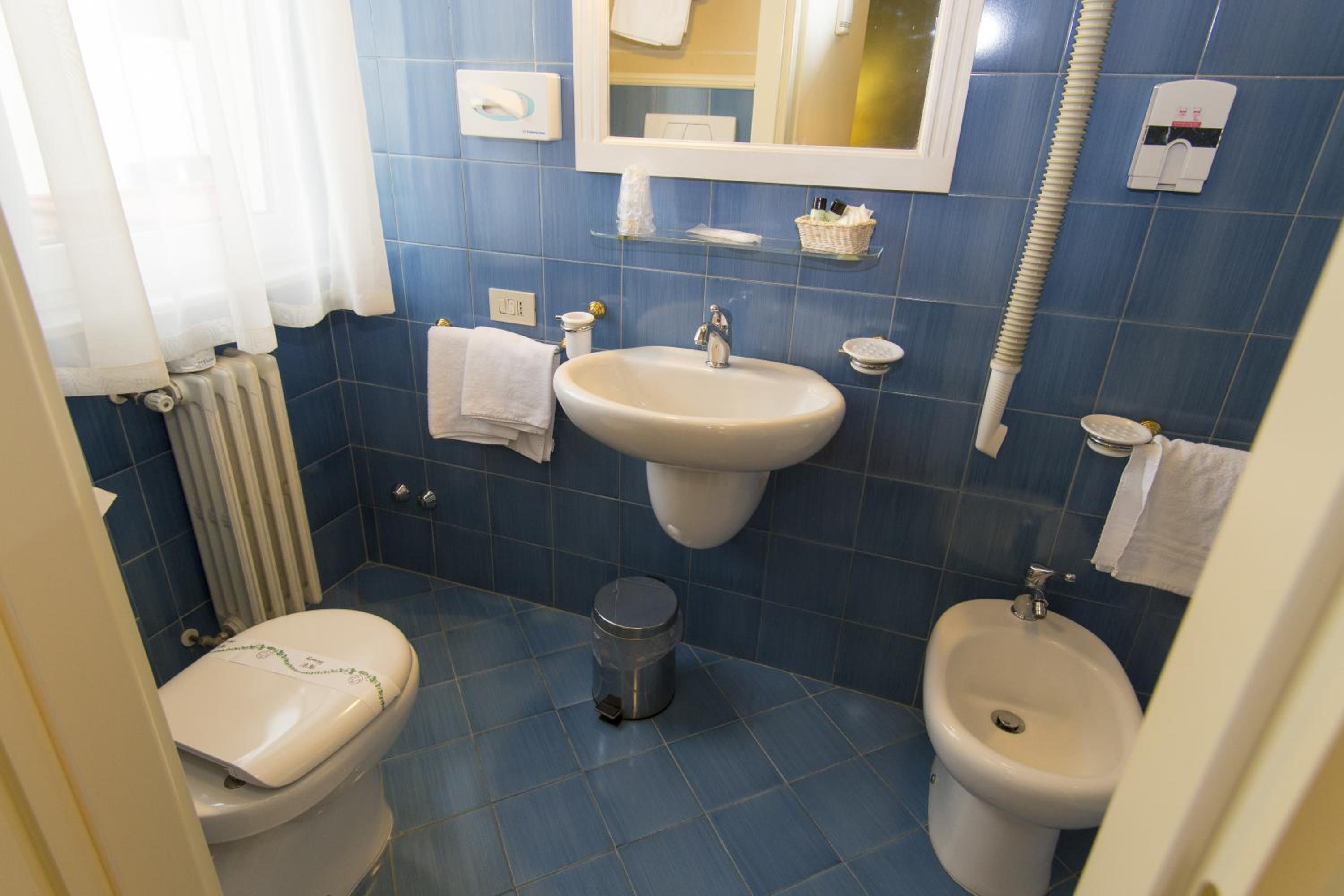 Double or Twin Room - Photo 7