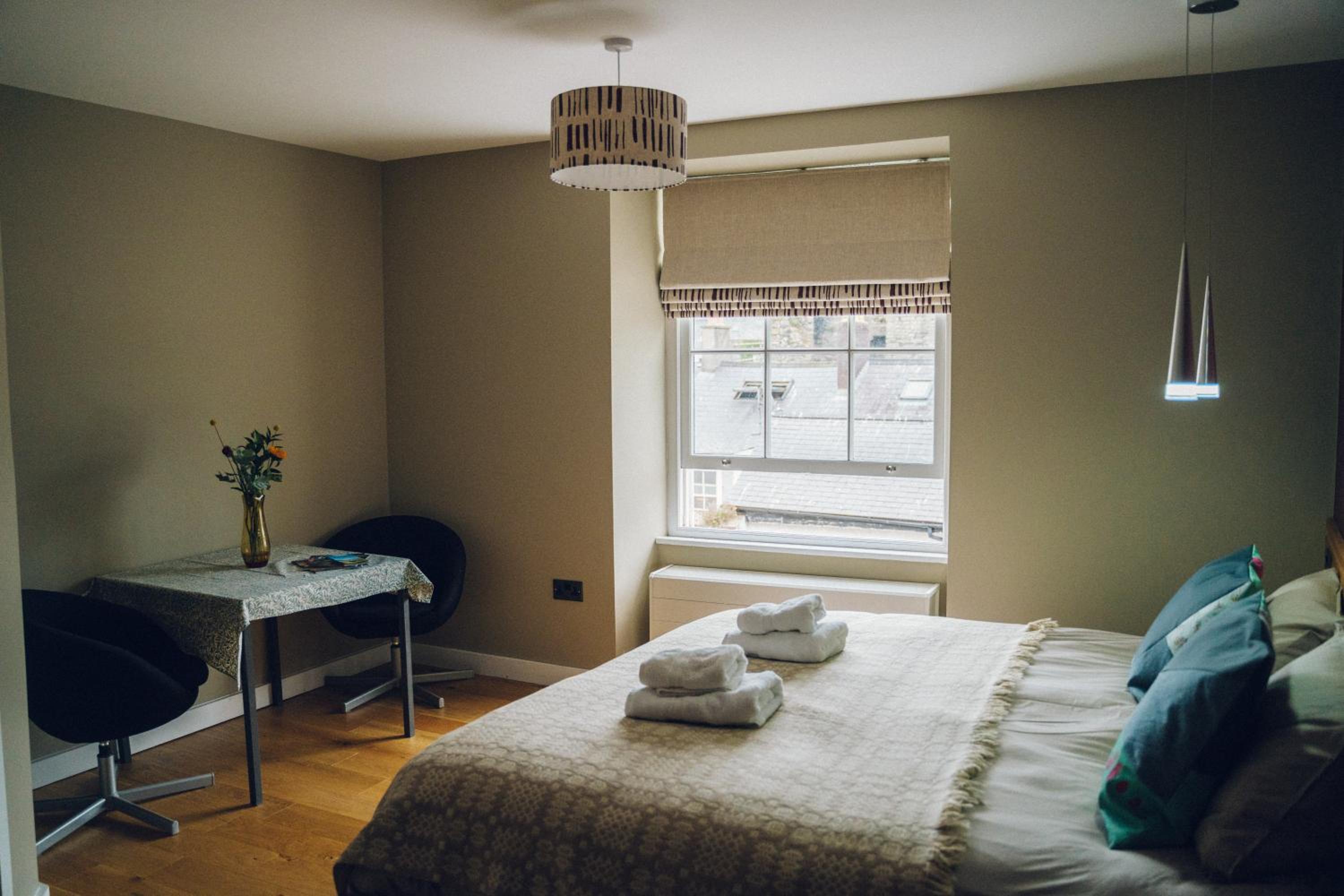 Large Double Room - Photo 3