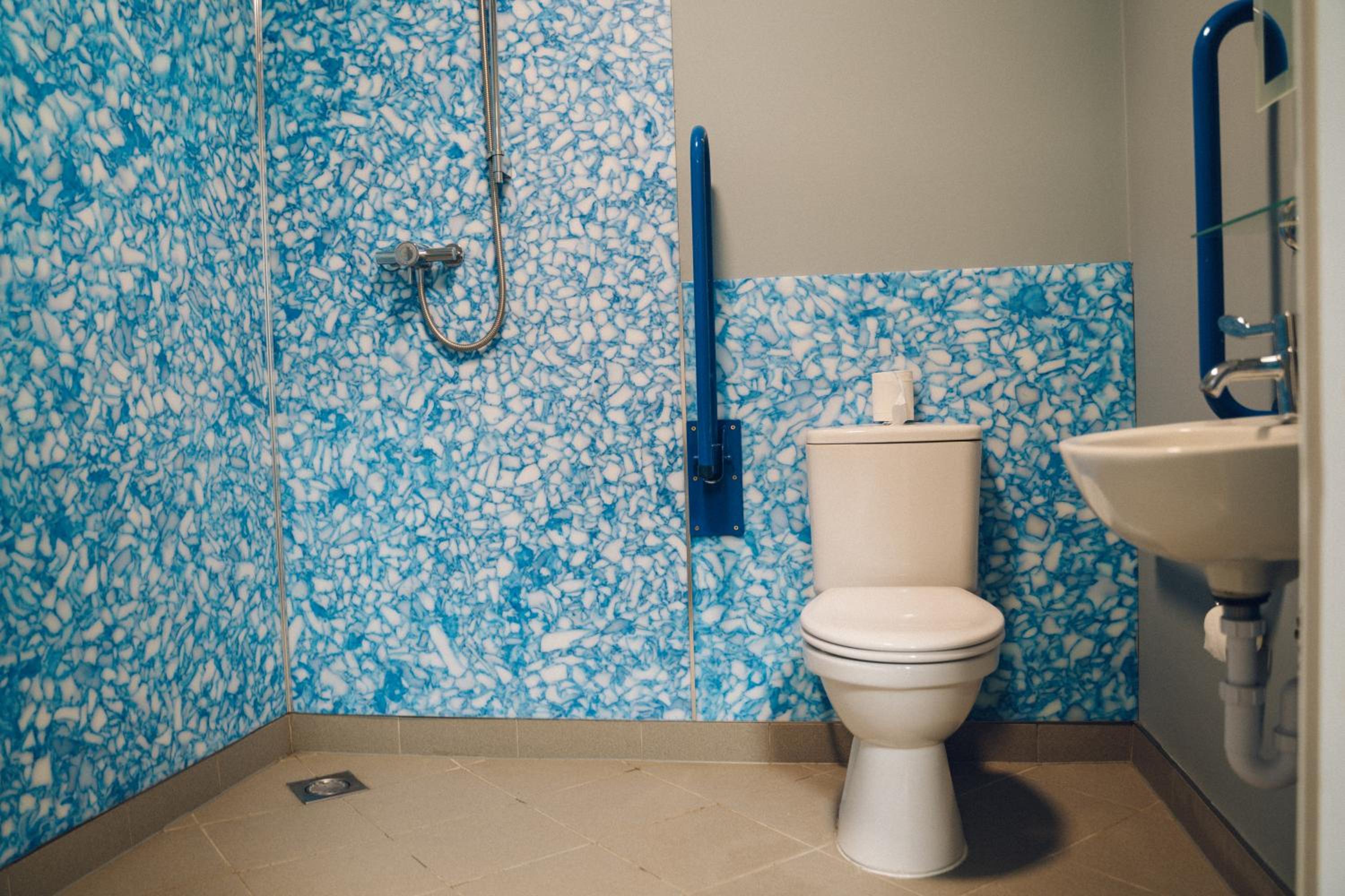 Queen Room - Disability Access - Photo 6