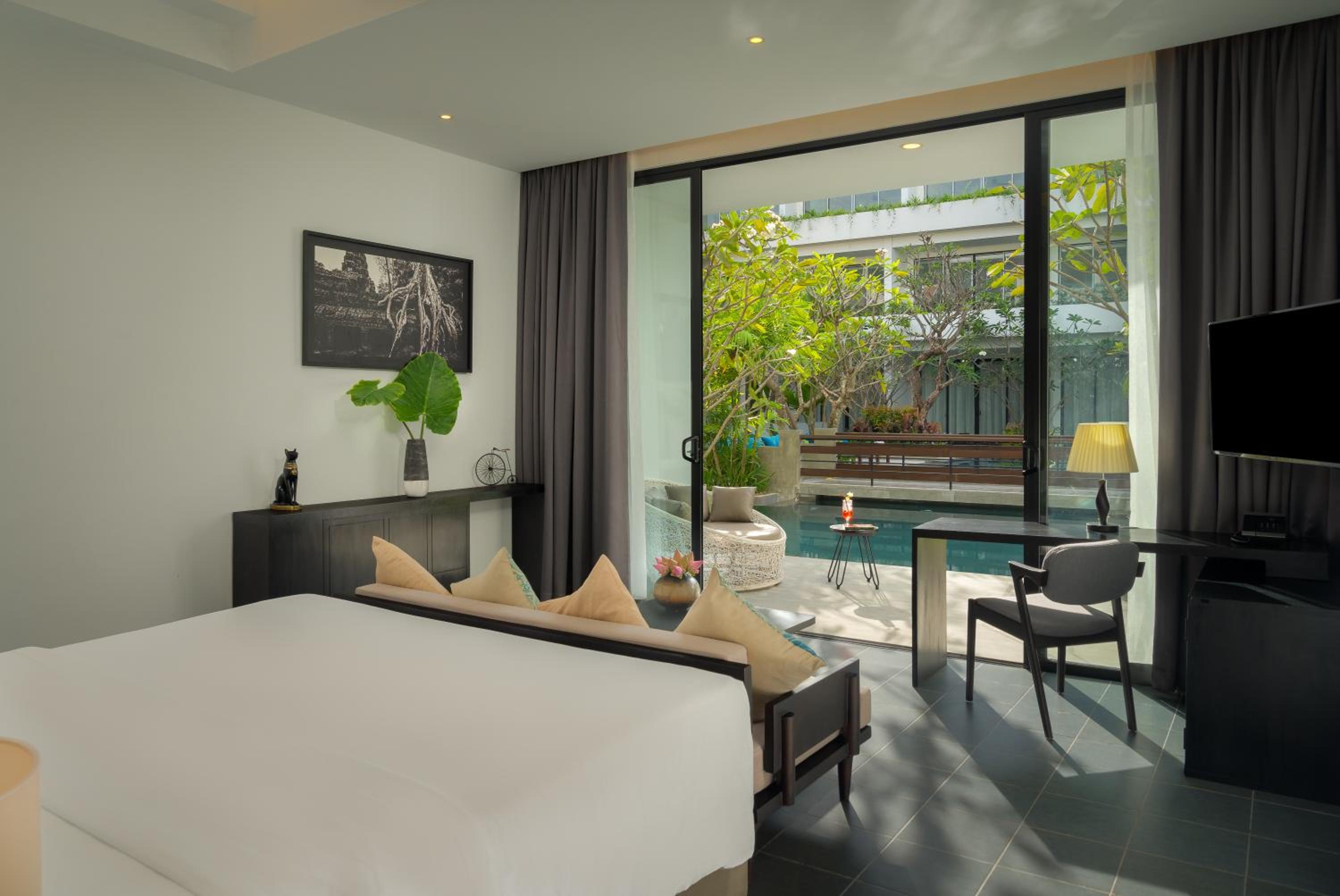 Suite Pool Access - Photo 4