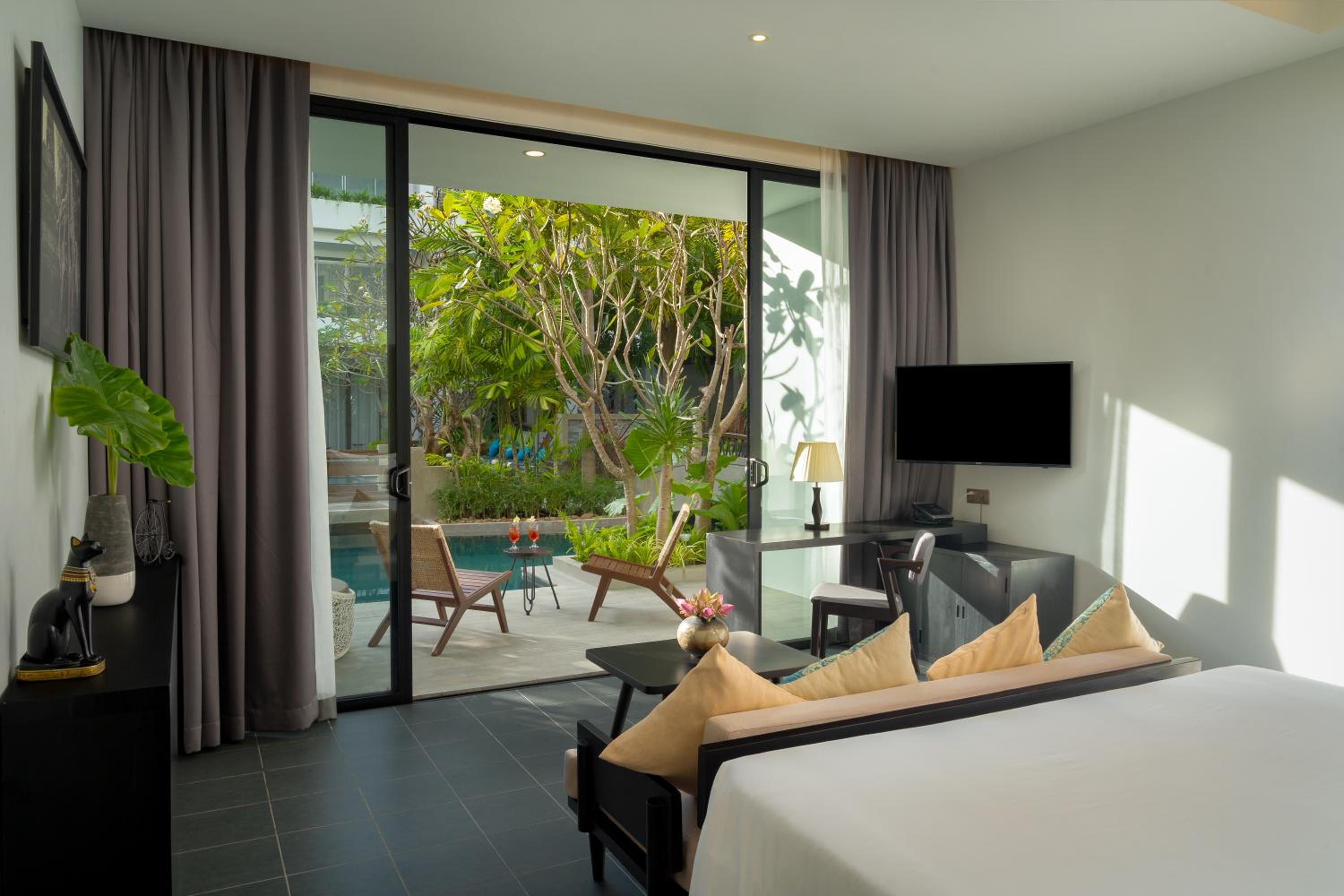 Suite Pool Access - Photo 5