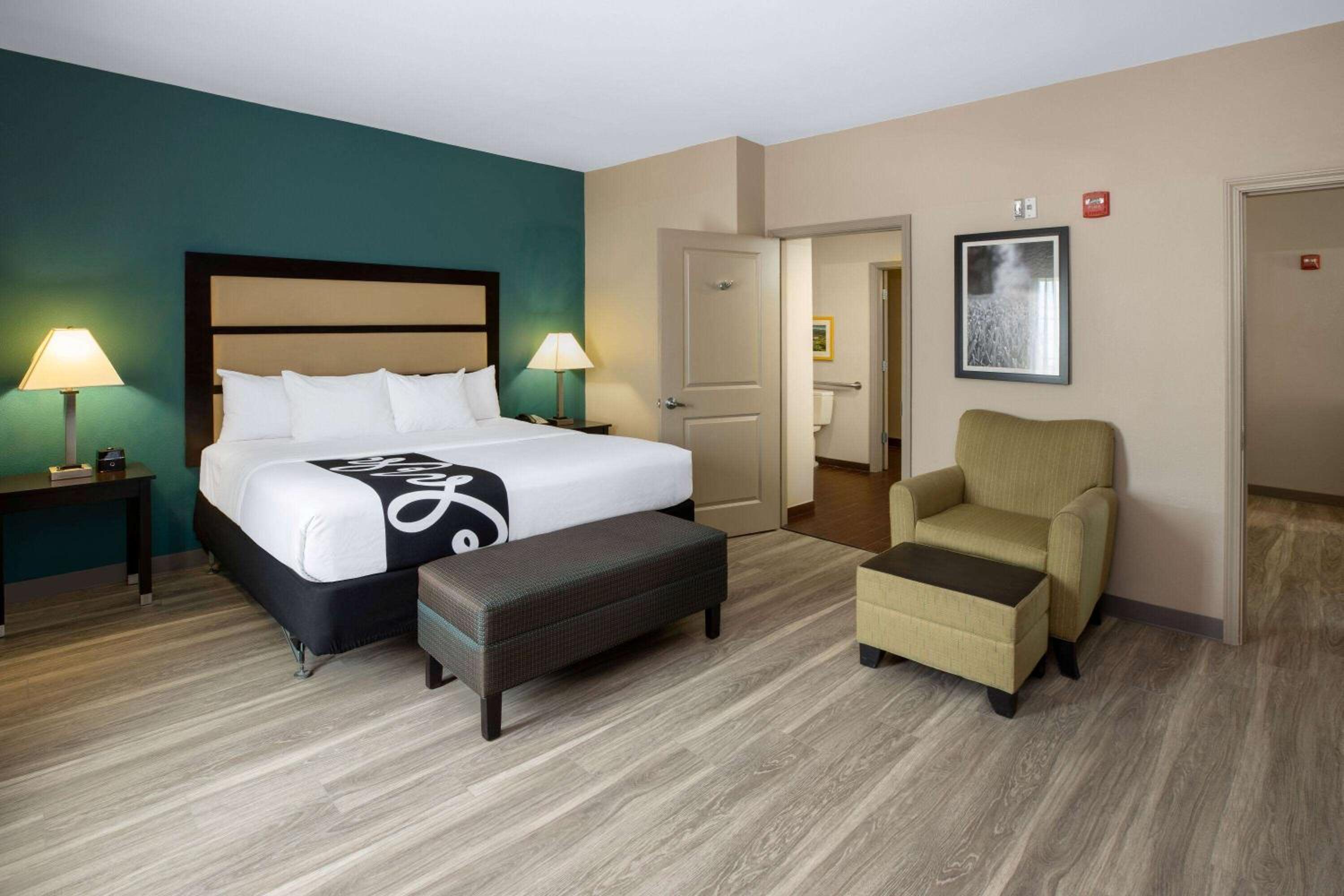 Deluxe King Room photo 3