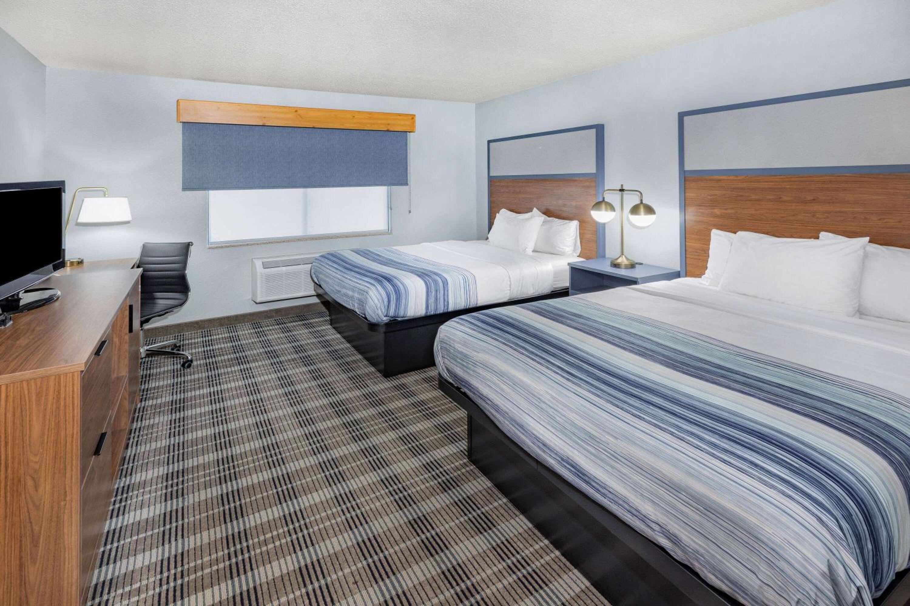 Queen Room with Two Queen Beds - Pet Friendly/Non-Smoking photo 2