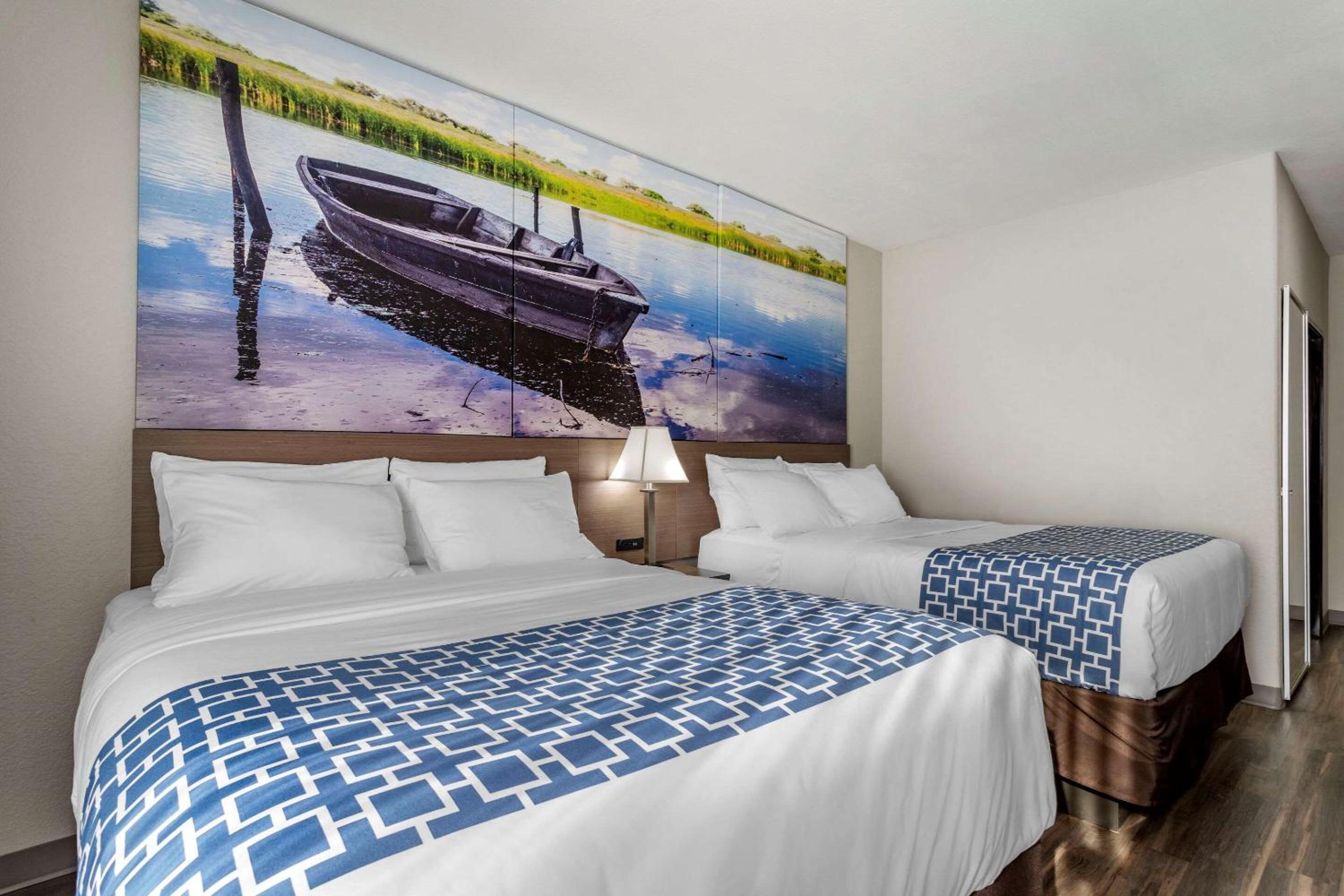 Standard Queen Room with Two Queen Beds - Non-Smoking - Photo 1