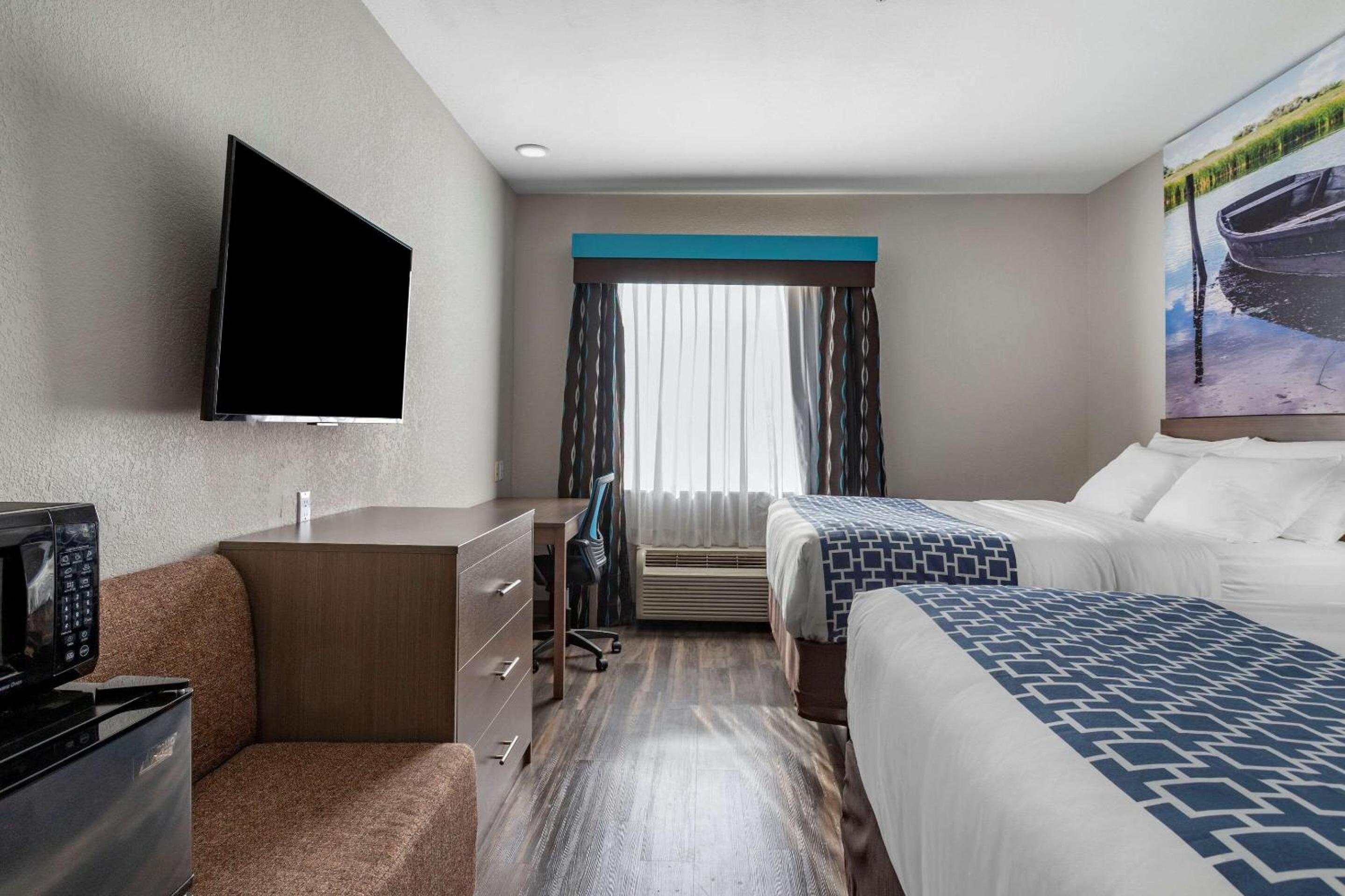 Standard Queen Room with Two Queen Beds - Non-Smoking - Photo 2