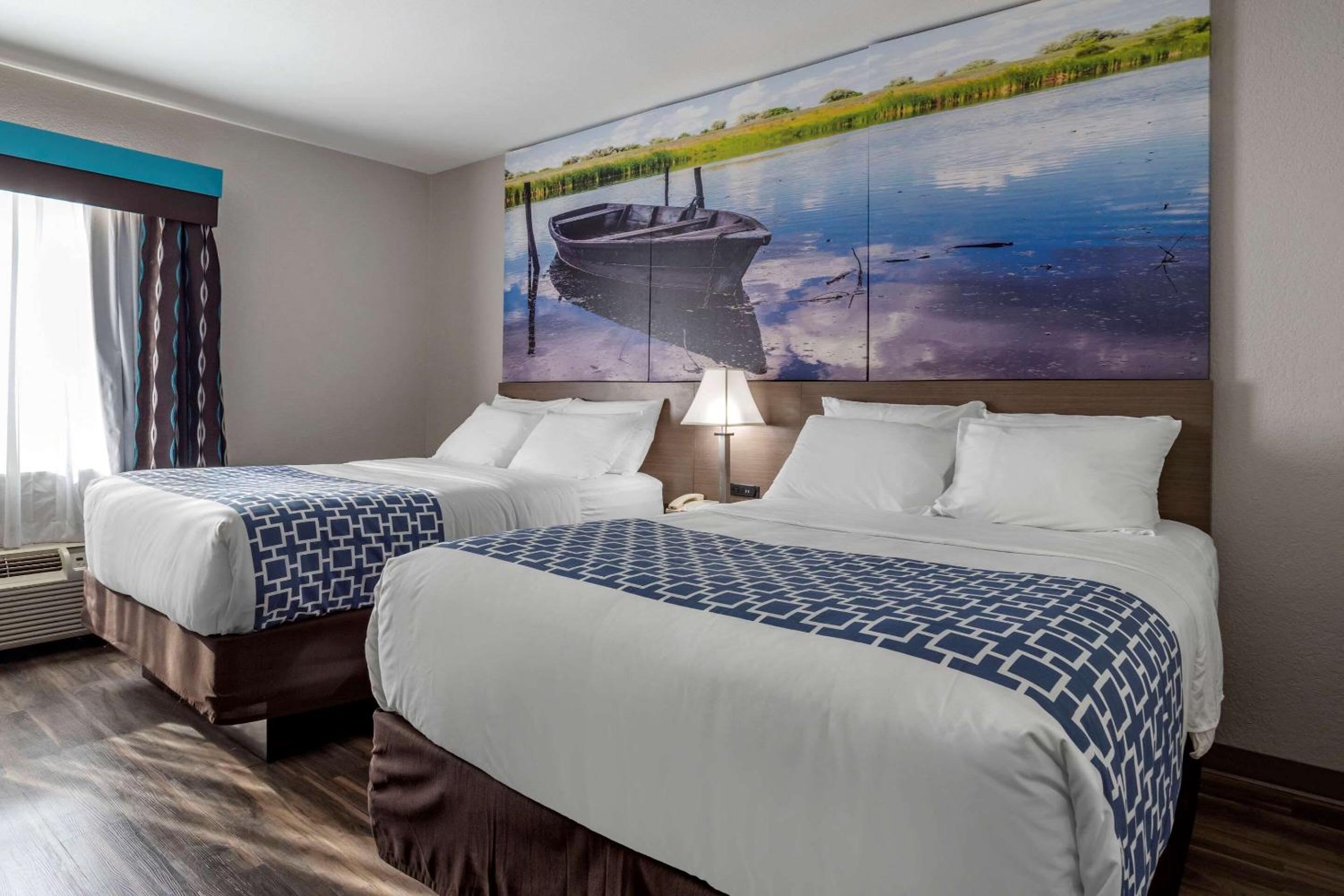 Standard Queen Room with Two Queen Beds - Non-Smoking - Photo 3