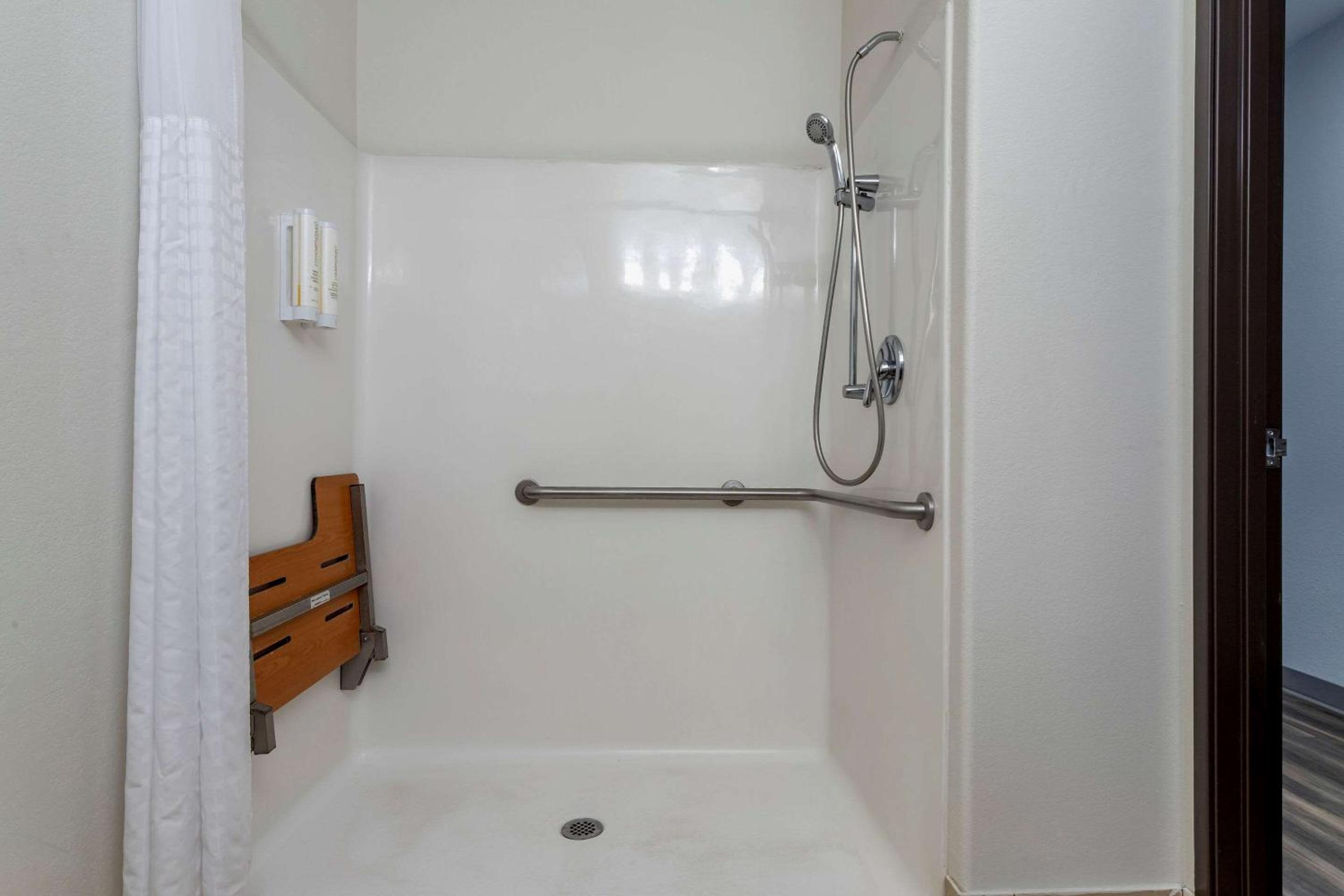 King Room - Accessible/Non-Smoking photo 2