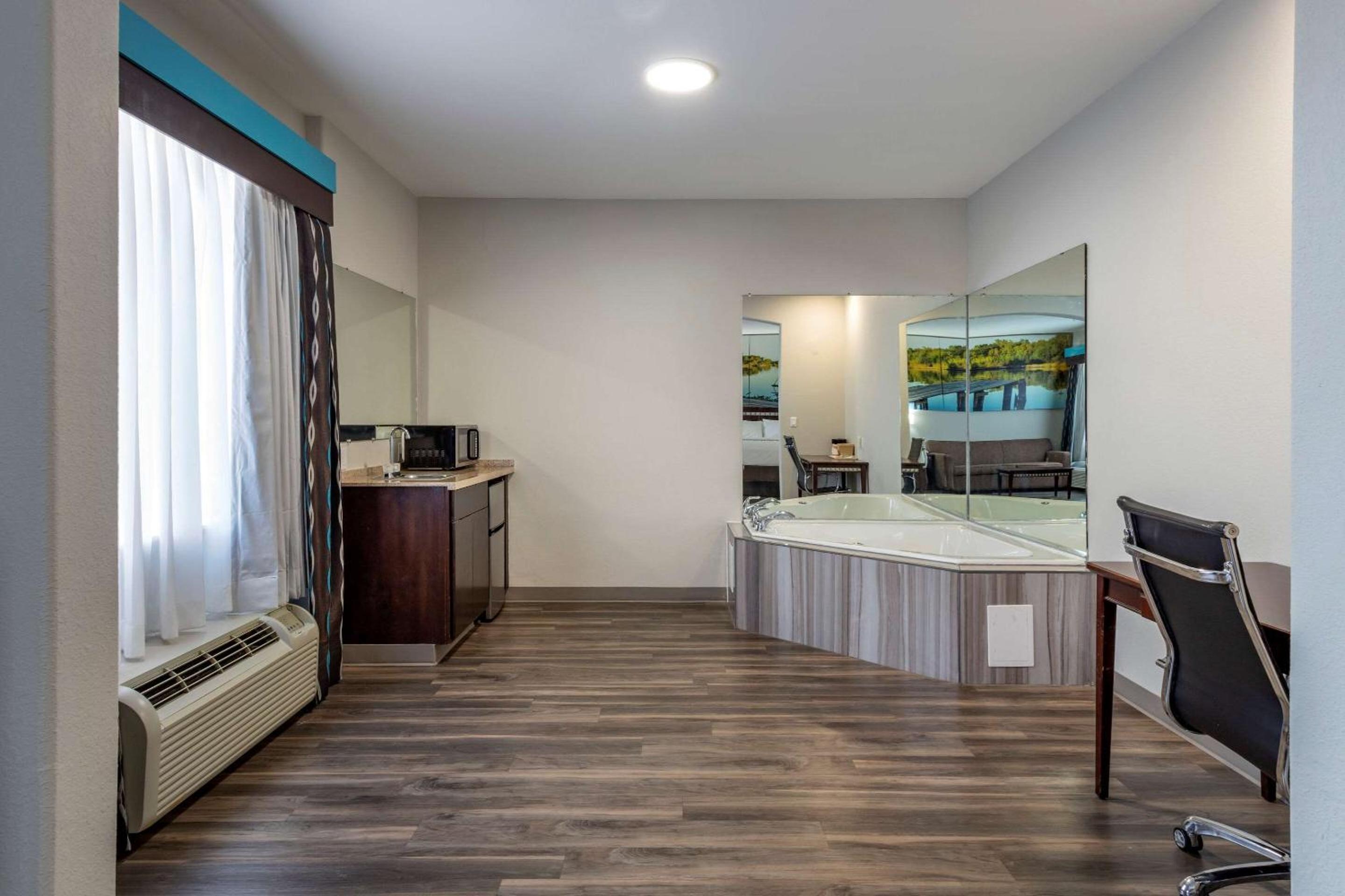 King Room - Accessible/Non-Smoking photo 1