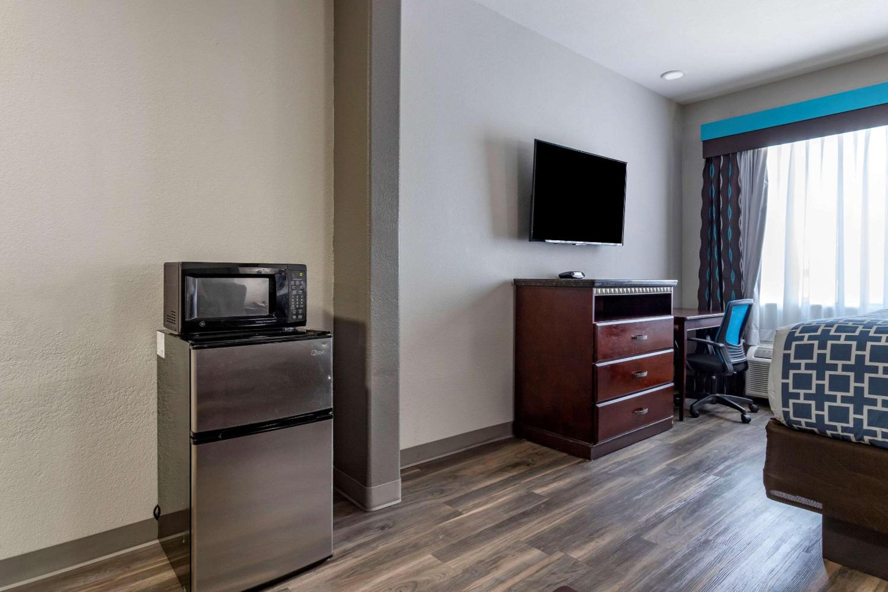 King Suite - Non-Smoking - Photo 3