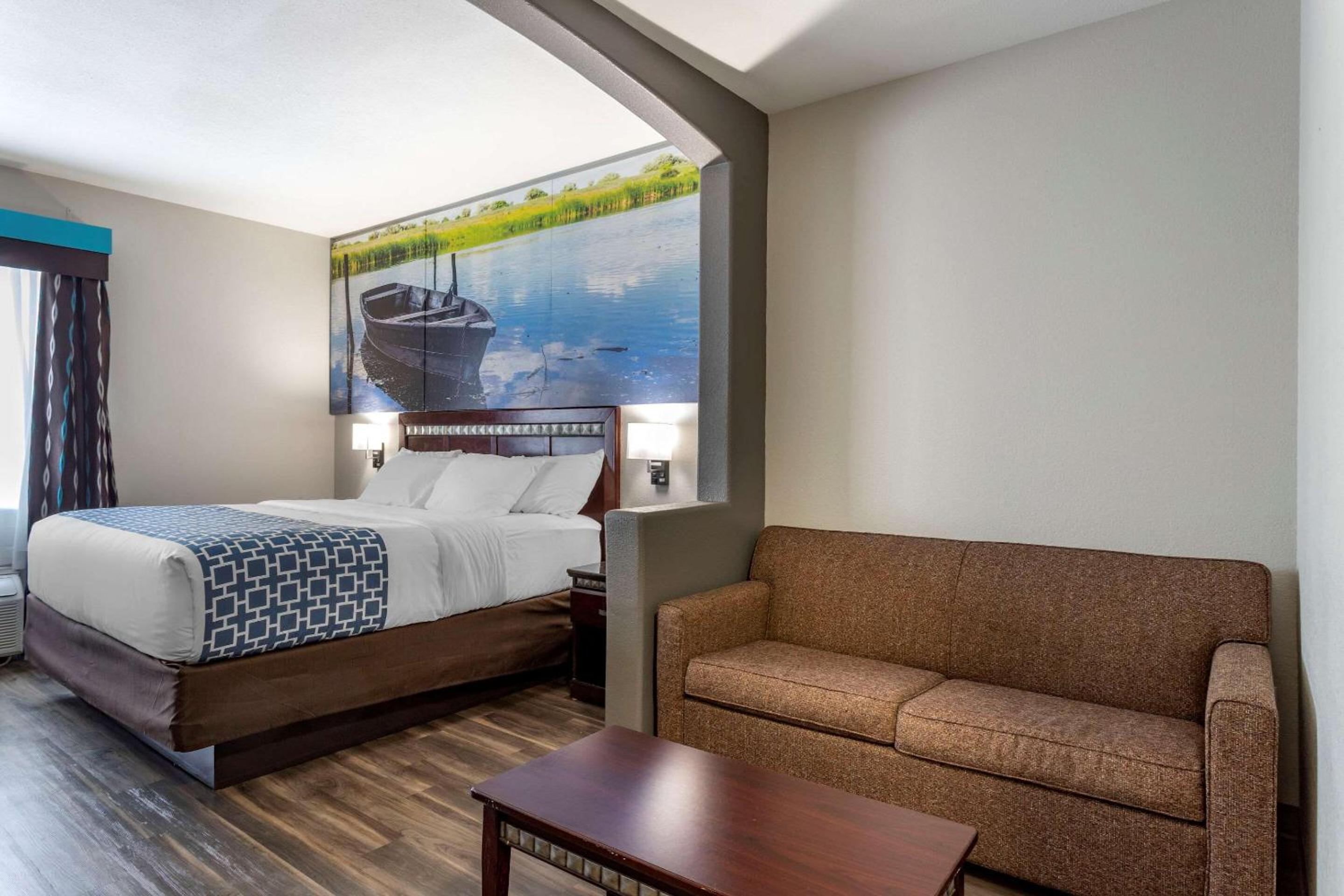 King Suite - Non-Smoking - Photo 4