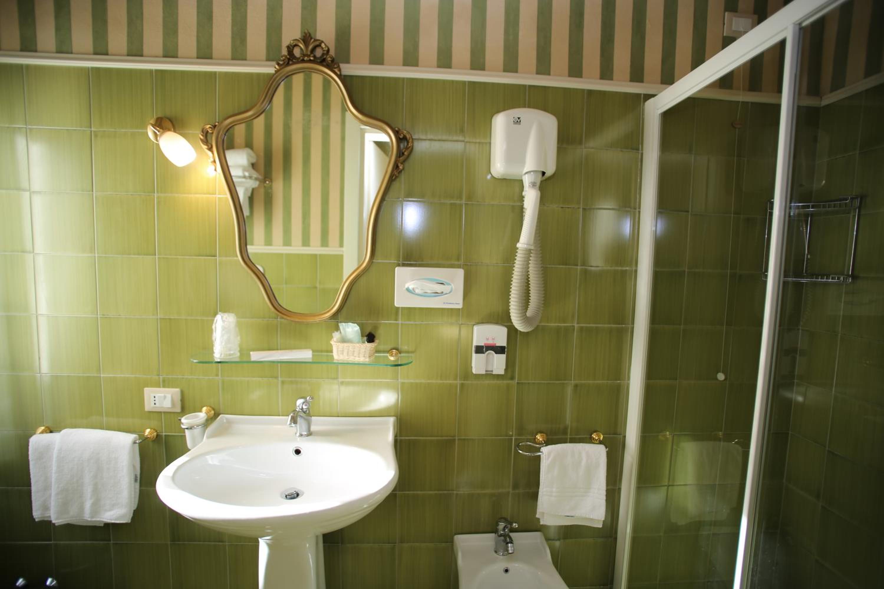 Double or Twin Room - Photo 16