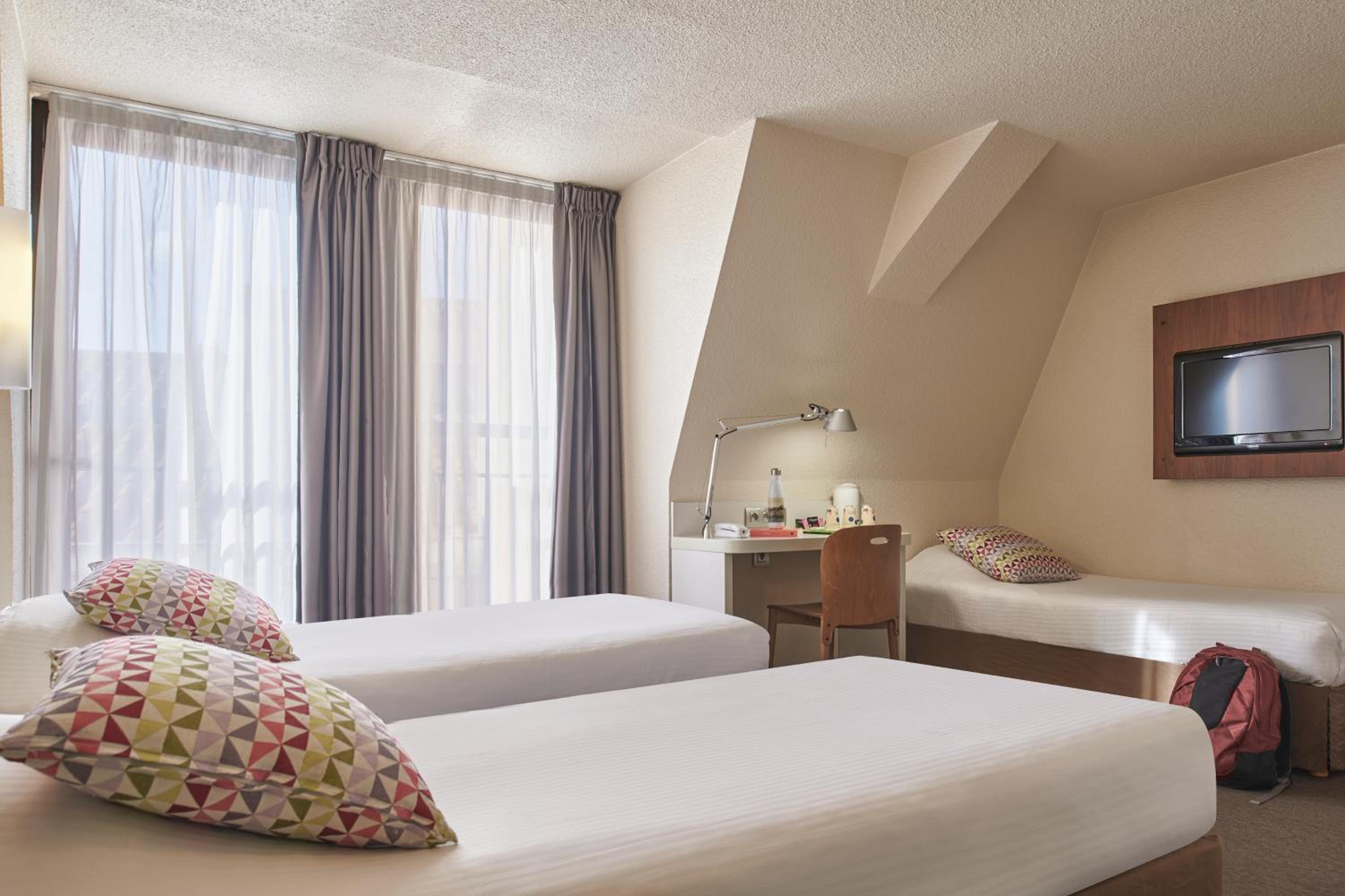 Standard Room with Three Single Beds photo 1