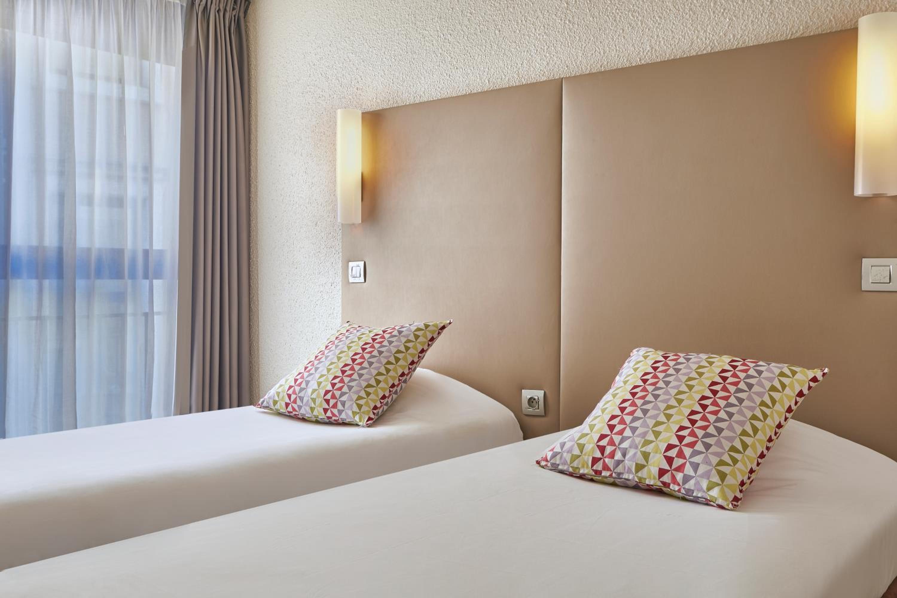 Standard Twin Room - Photo 2